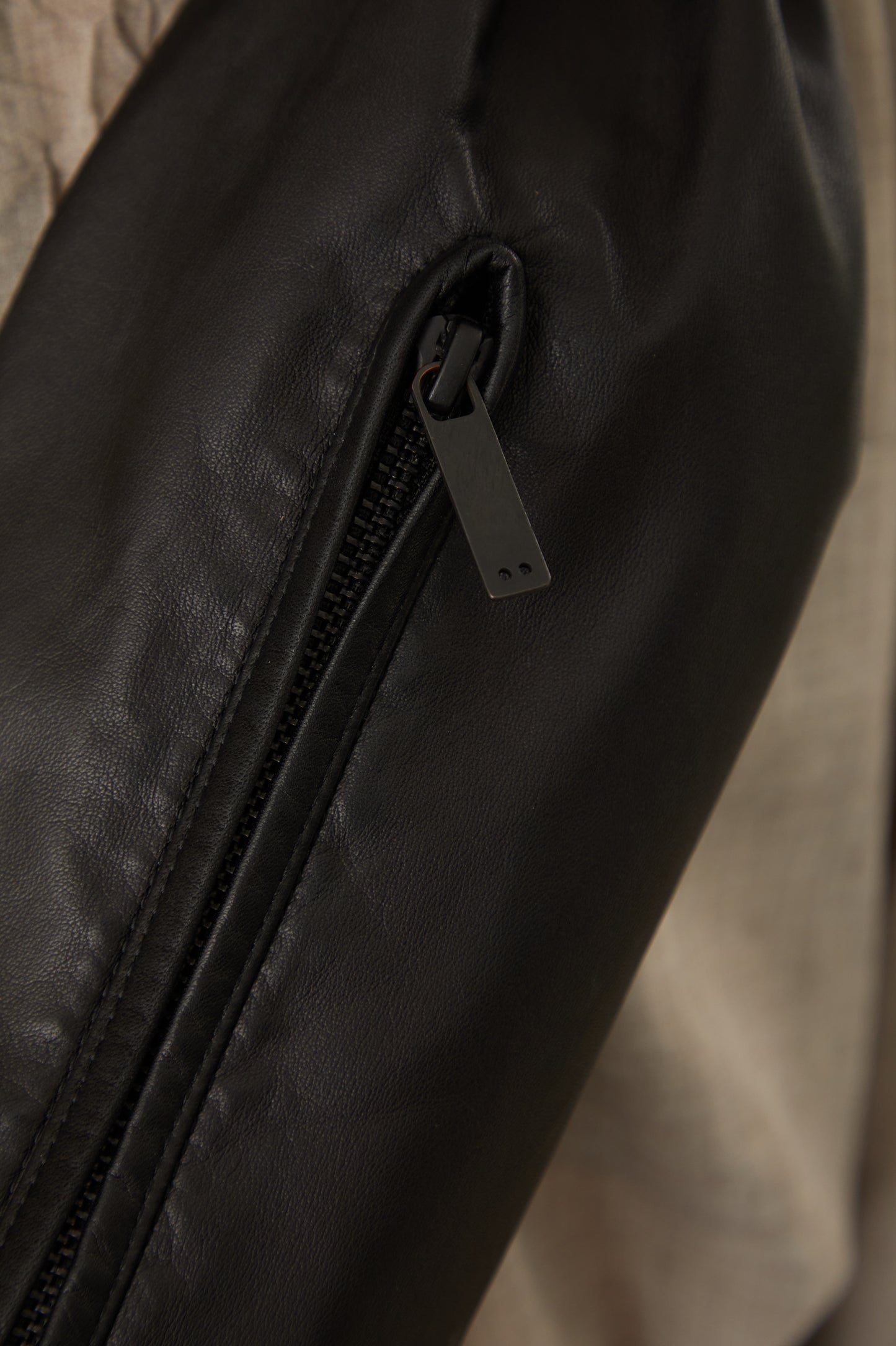 i'm here : " TUBE " LEATHER BAG :