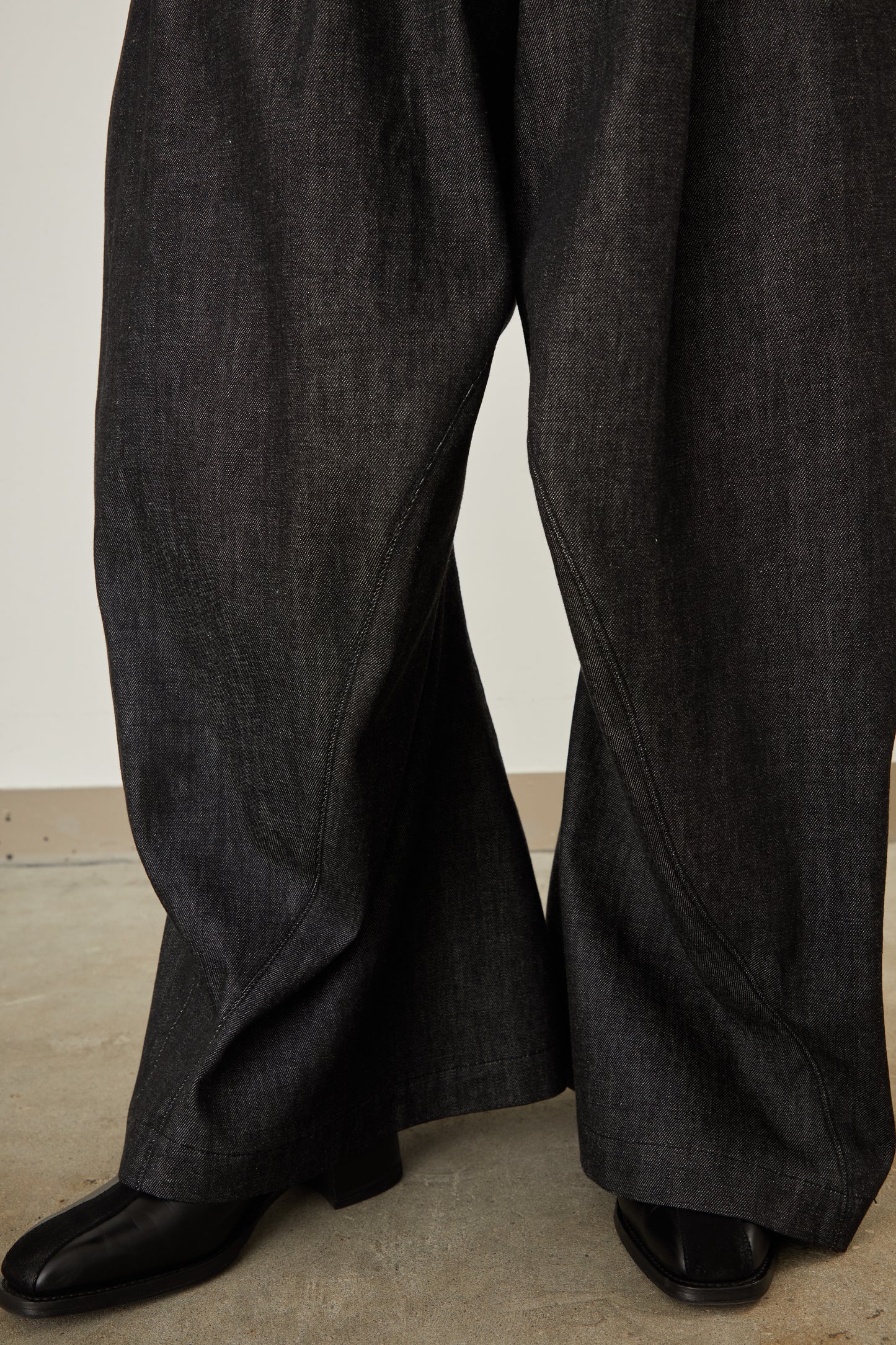 i'm here : " He is twisted " DENIM PANTS :