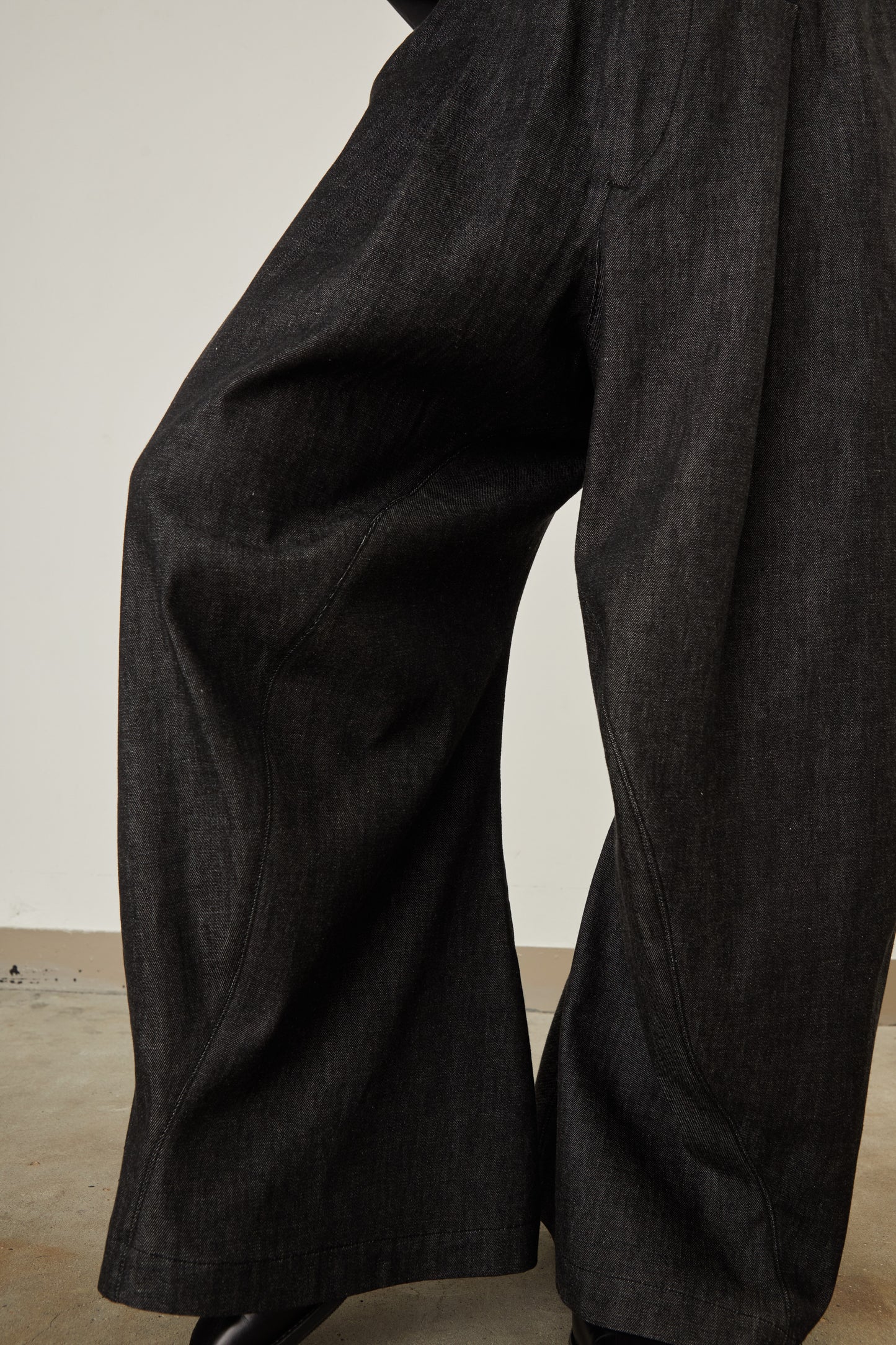 i'm here : " He is twisted " DENIM PANTS :