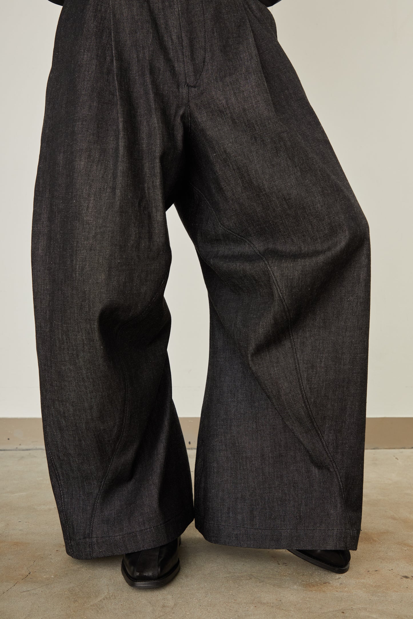 i'm here : " He is twisted " DENIM PANTS :
