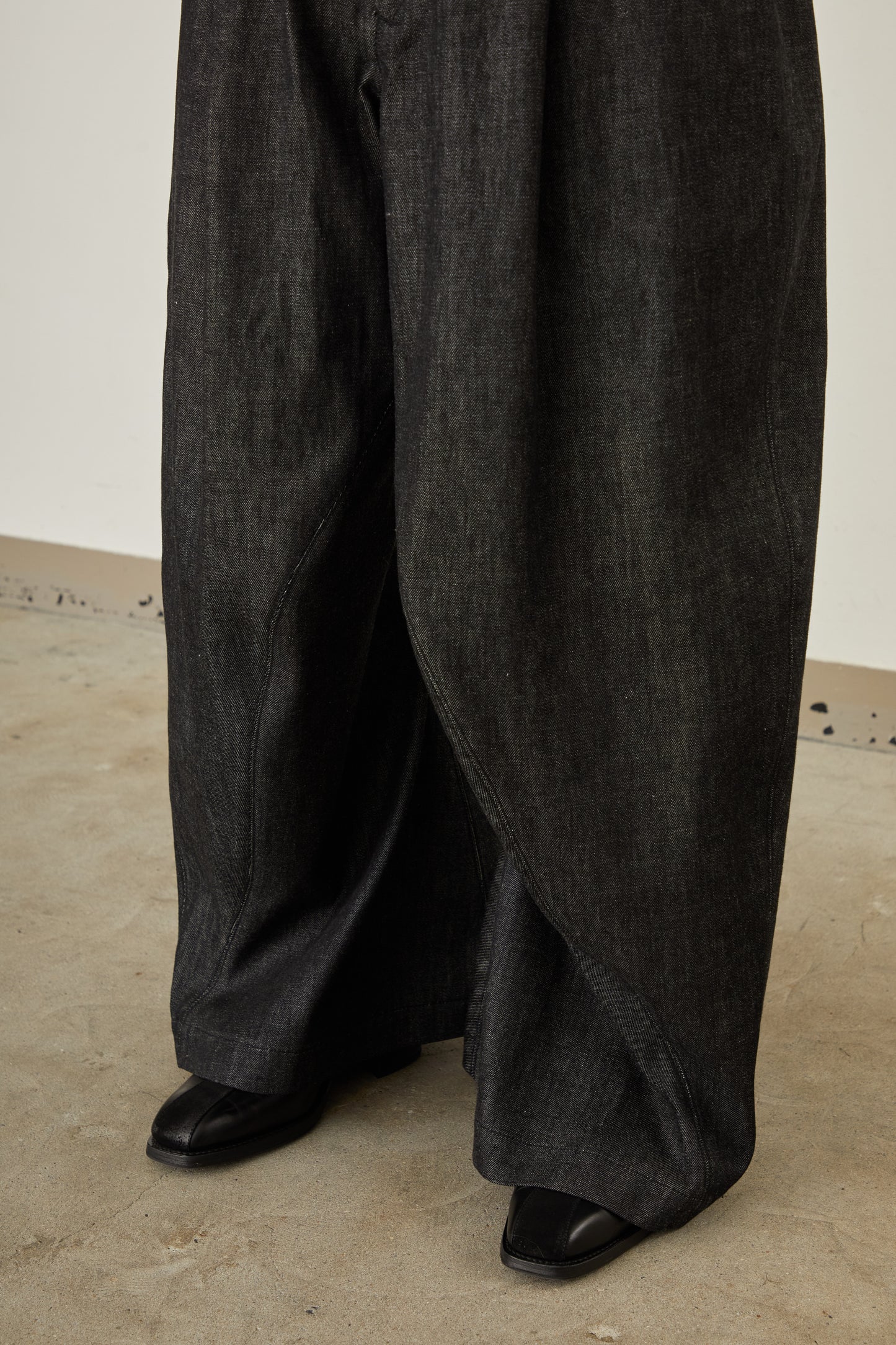 i'm here : " He is twisted " DENIM PANTS :