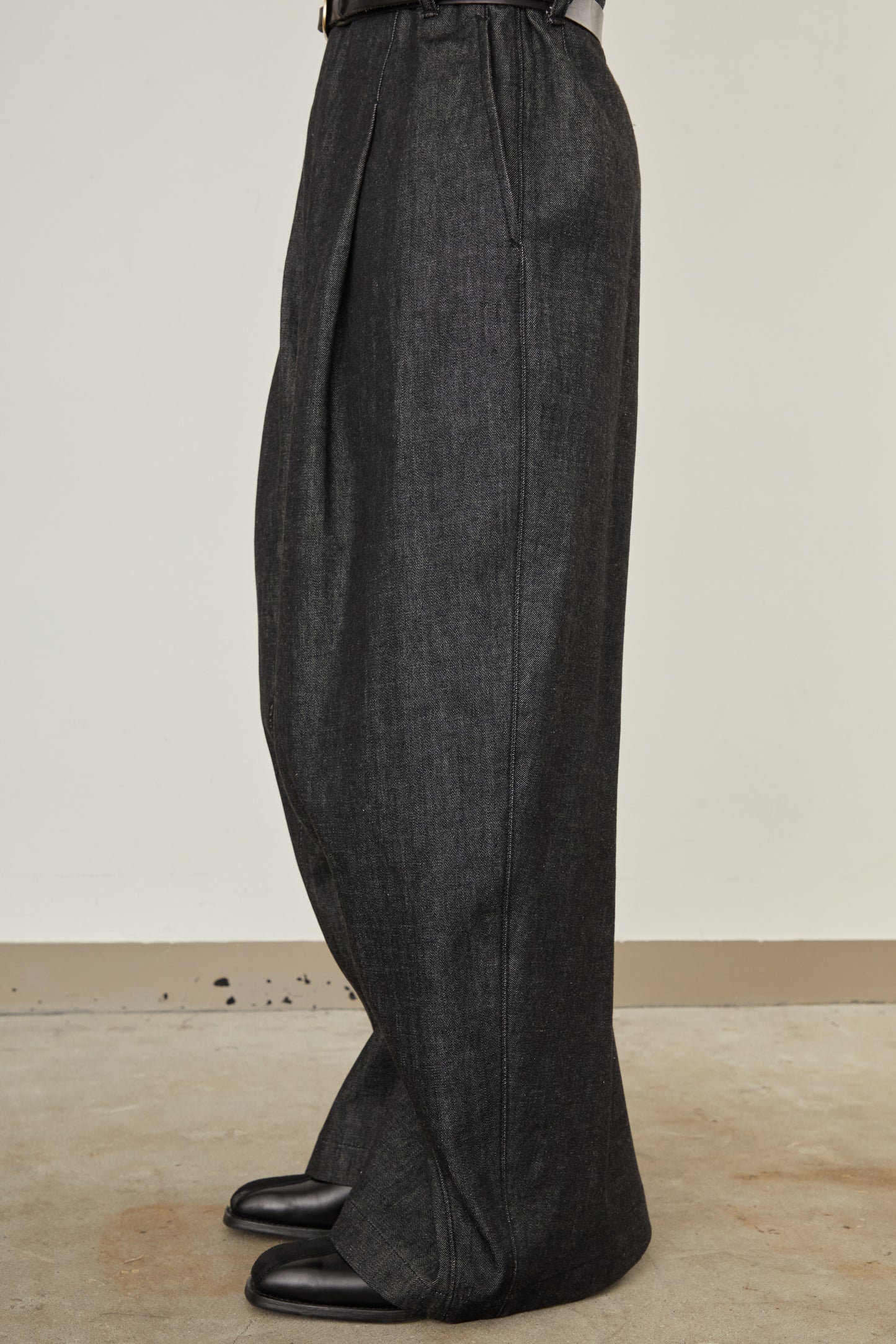 i'm here : " He is twisted " DENIM PANTS :