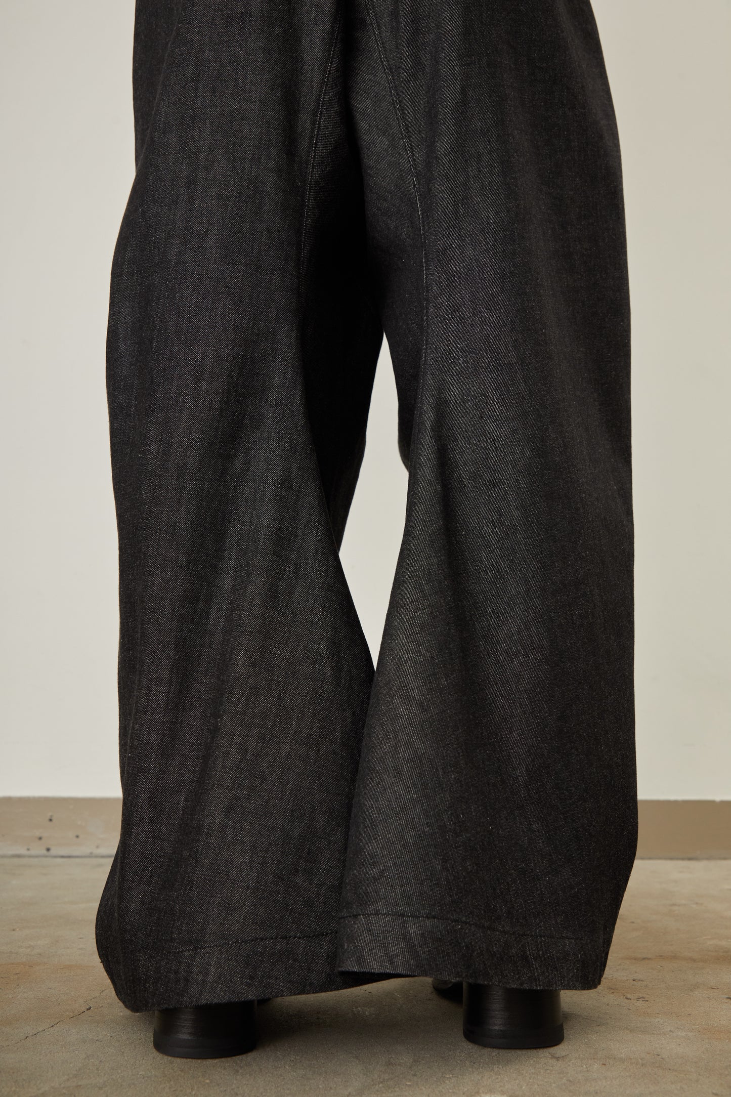 i'm here : " He is twisted " DENIM PANTS :