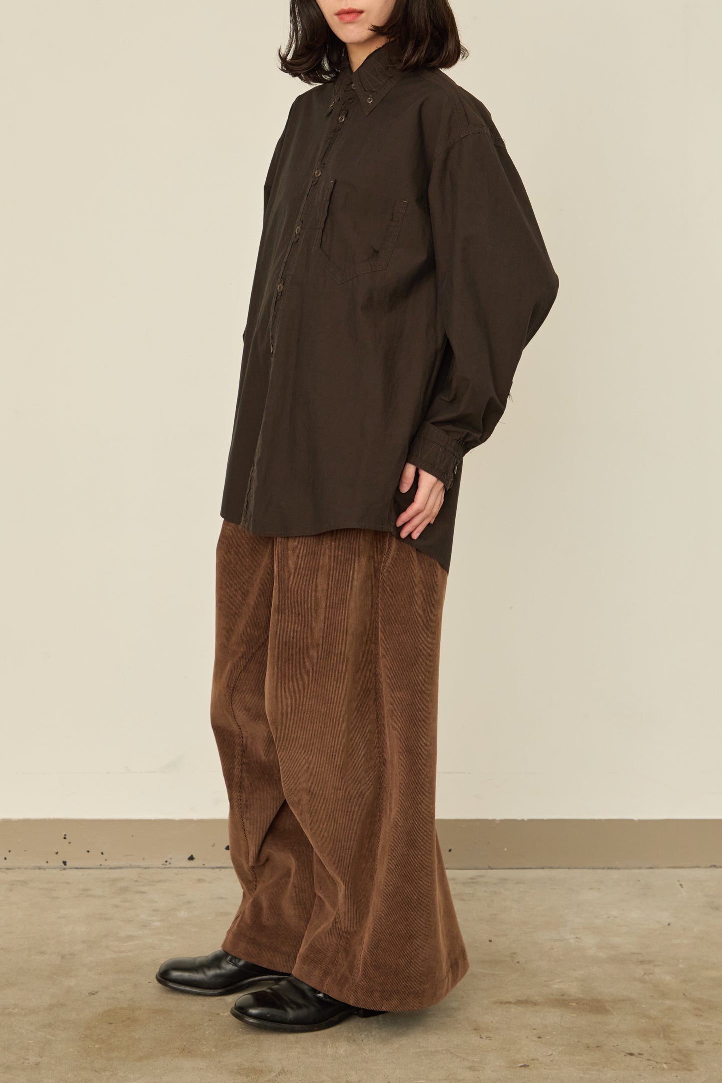 i'm here : " CUT OFF " SHIRT : / BROWN
