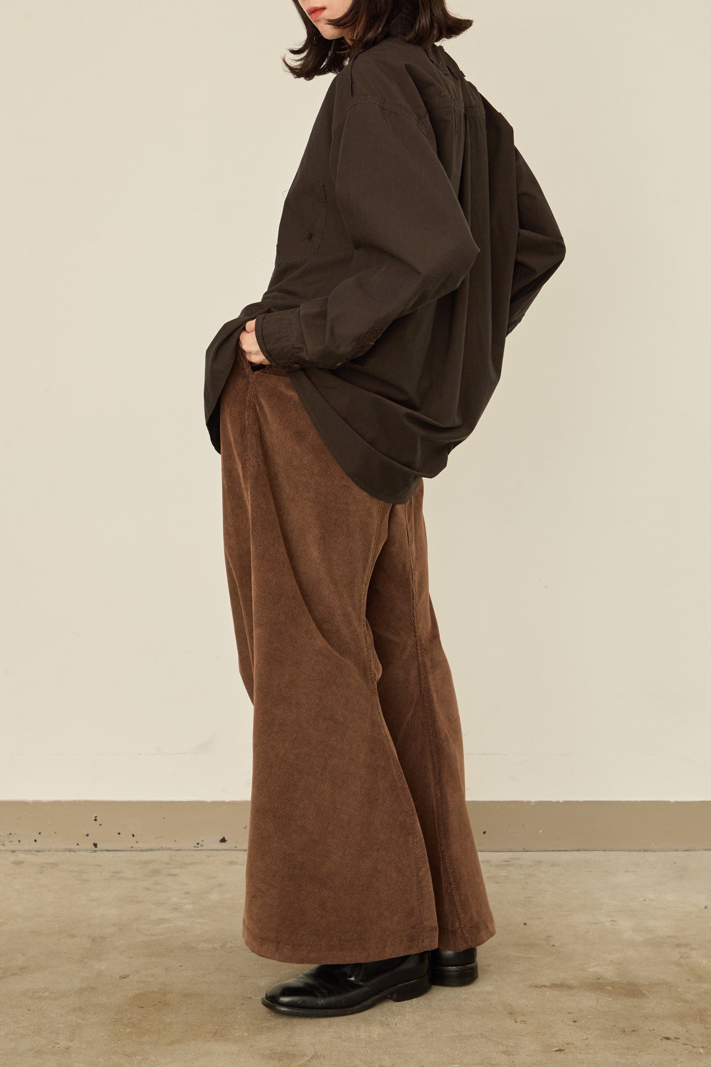 i'm here : " CUT OFF " SHIRT : / BROWN