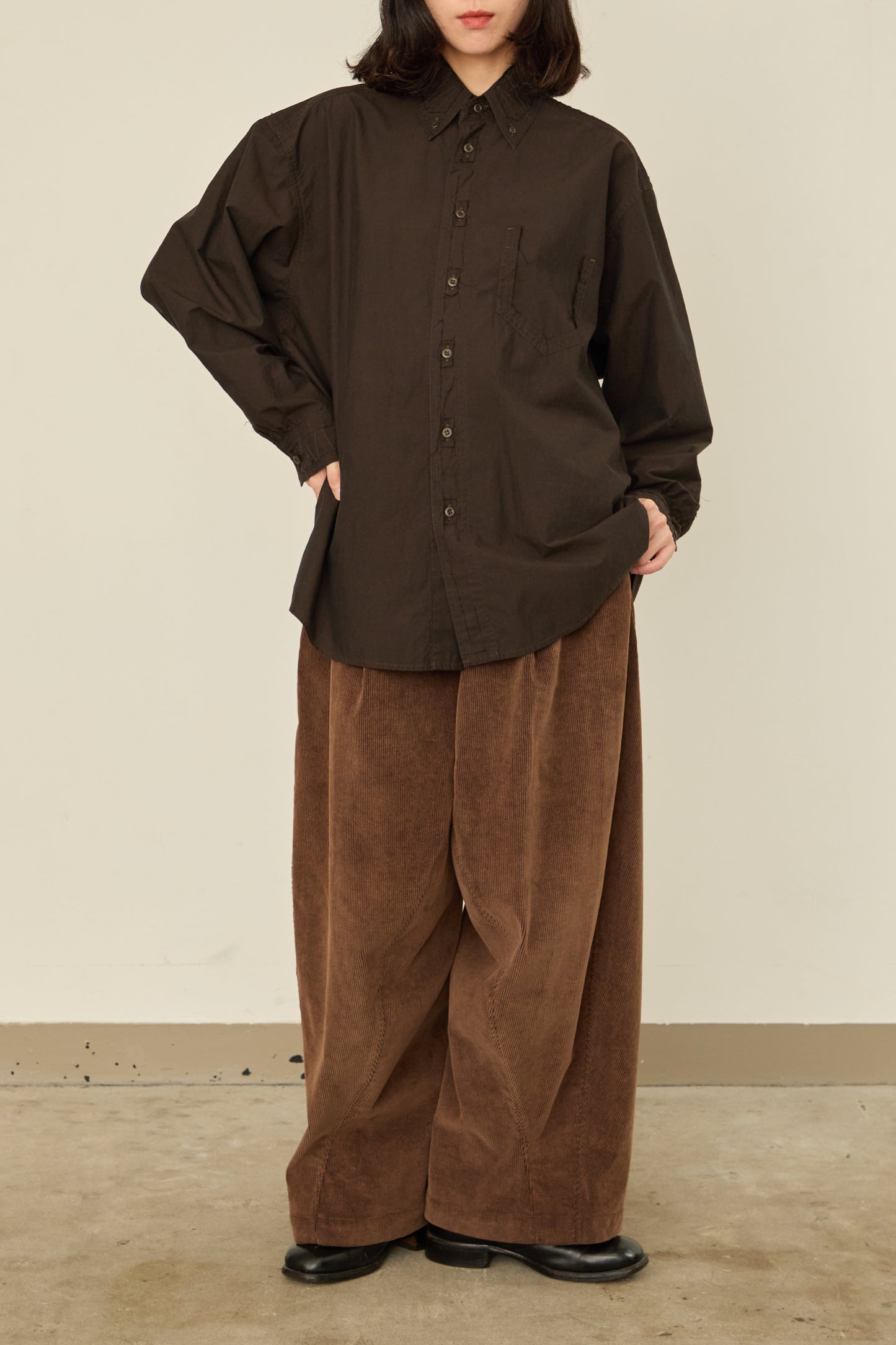 i'm here : " CUT OFF " SHIRT : / BROWN