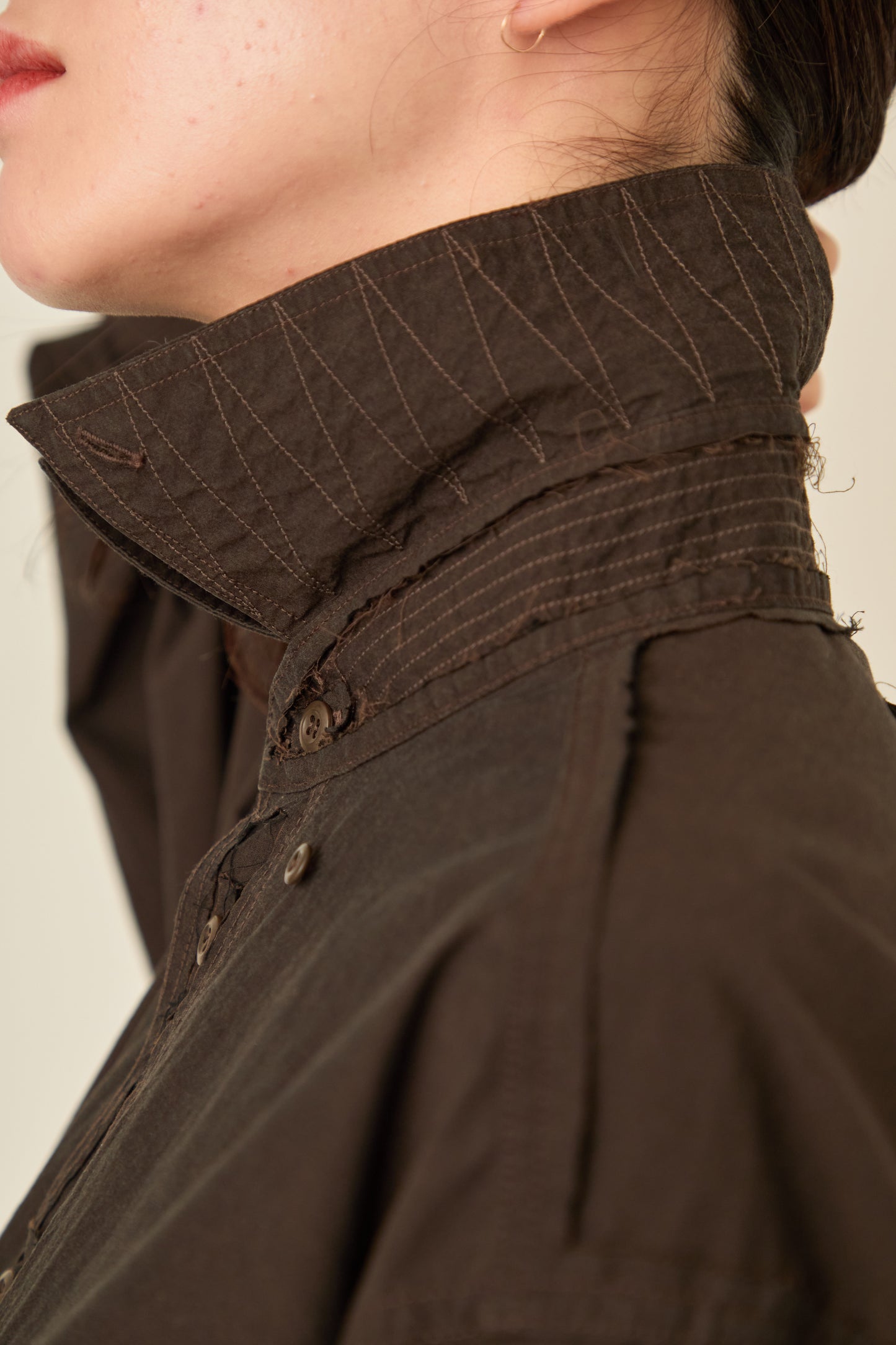 i'm here : " CUT OFF " SHIRT : / BROWN