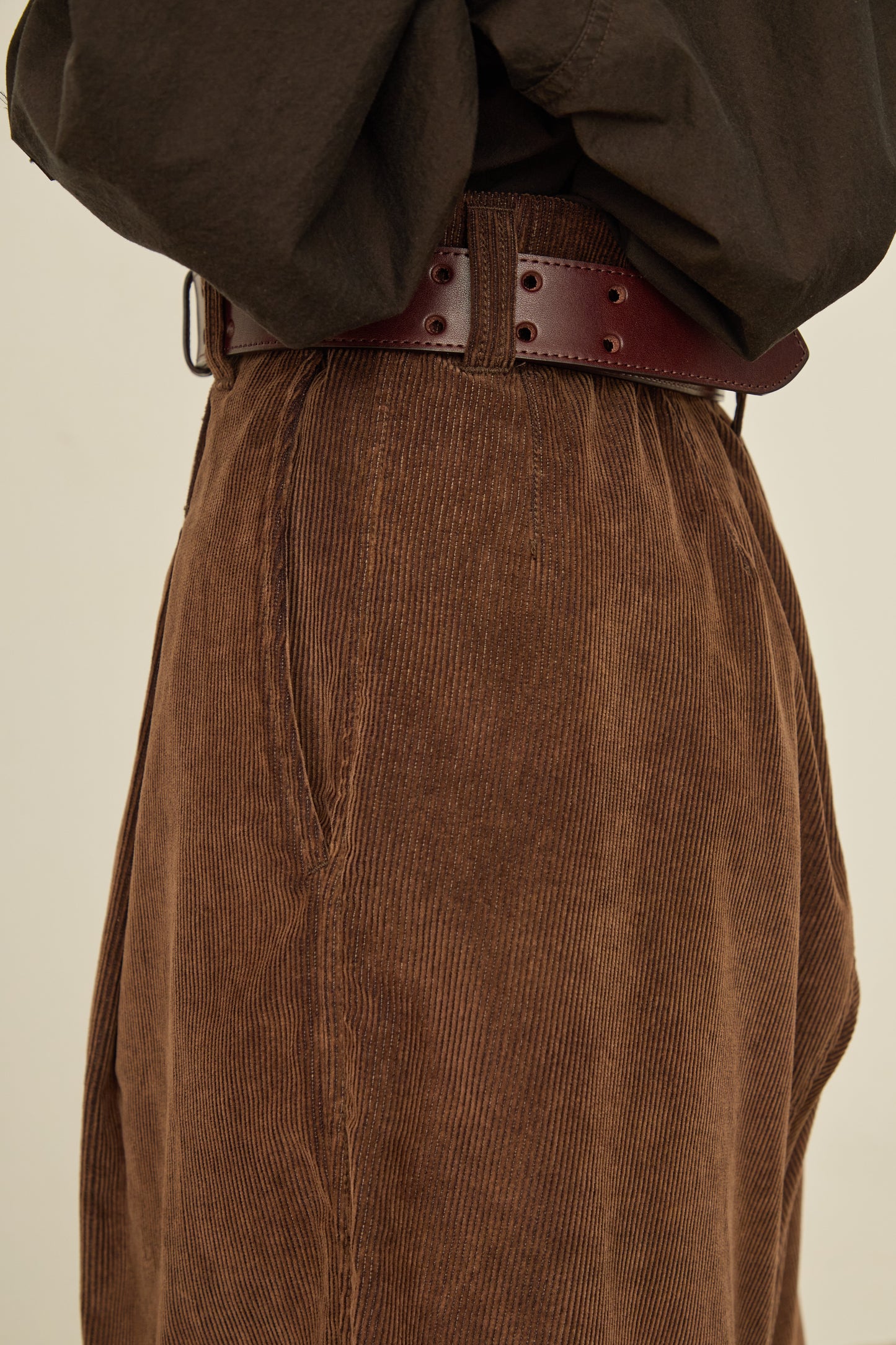 i'm here : " TWIST " CORDUROY PANTS : / BROWN