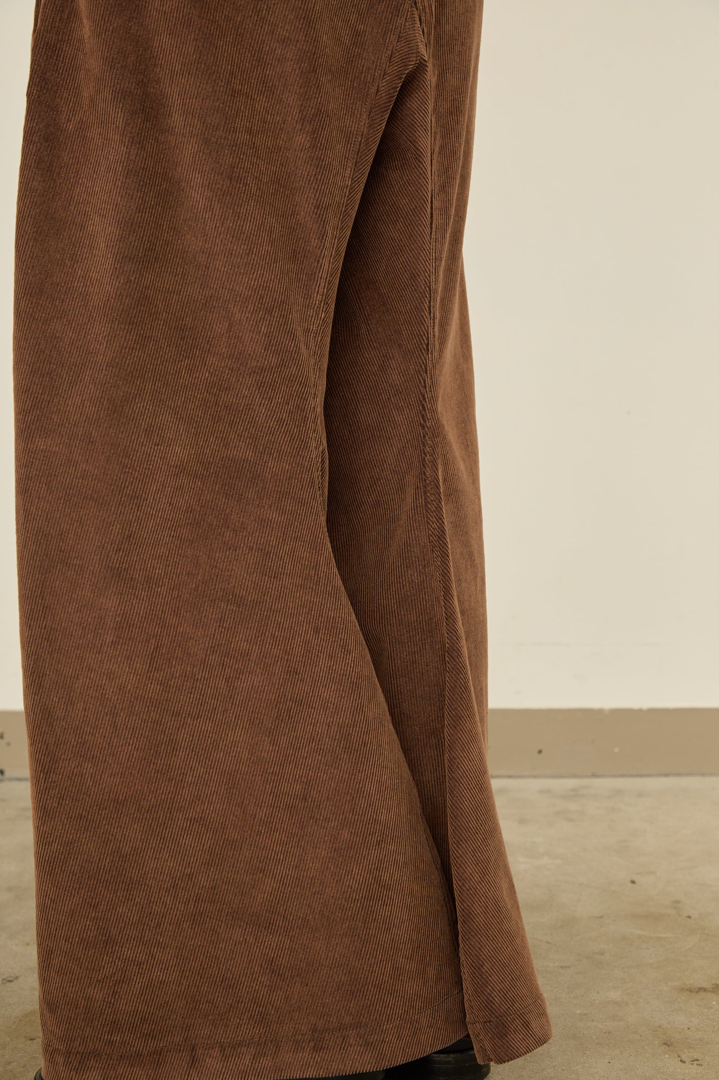 i'm here : " TWIST " CORDUROY PANTS : / BROWN