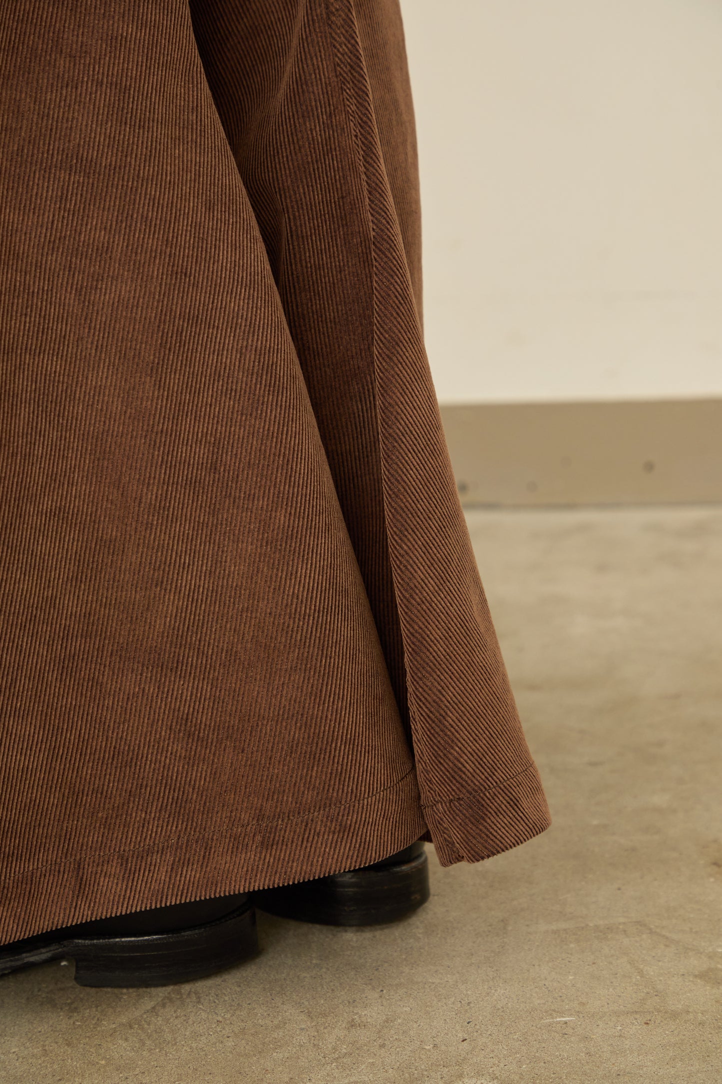 i'm here : " TWIST " CORDUROY PANTS : / BROWN