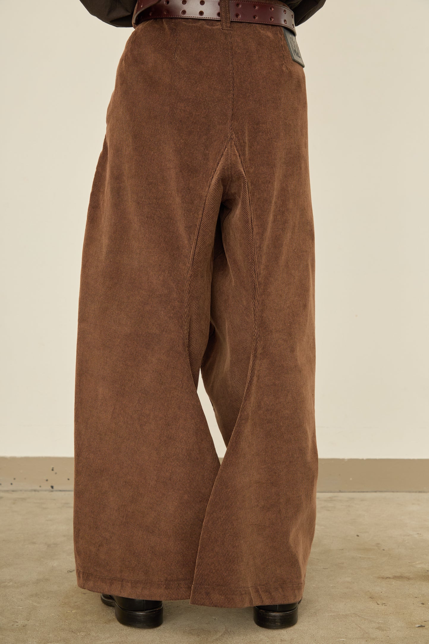 i'm here : " TWIST " CORDUROY PANTS : / BROWN