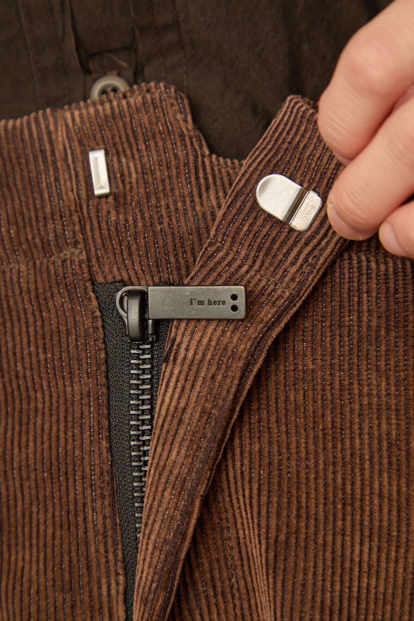 i'm here : " TWIST " CORDUROY PANTS : / BROWN