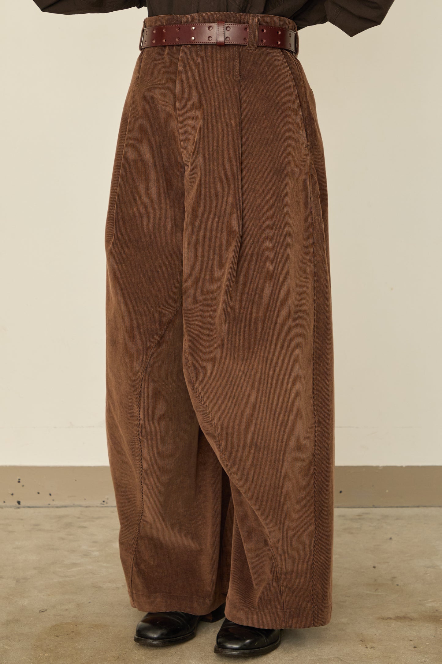 i'm here : " TWIST " CORDUROY PANTS : / BROWN