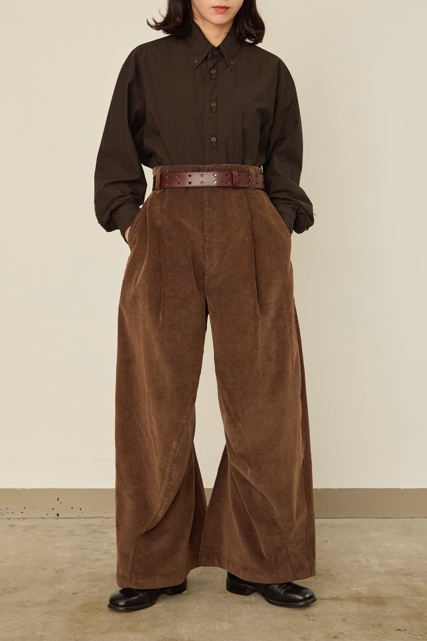 i'm here : " TWIST " CORDUROY PANTS : / BROWN