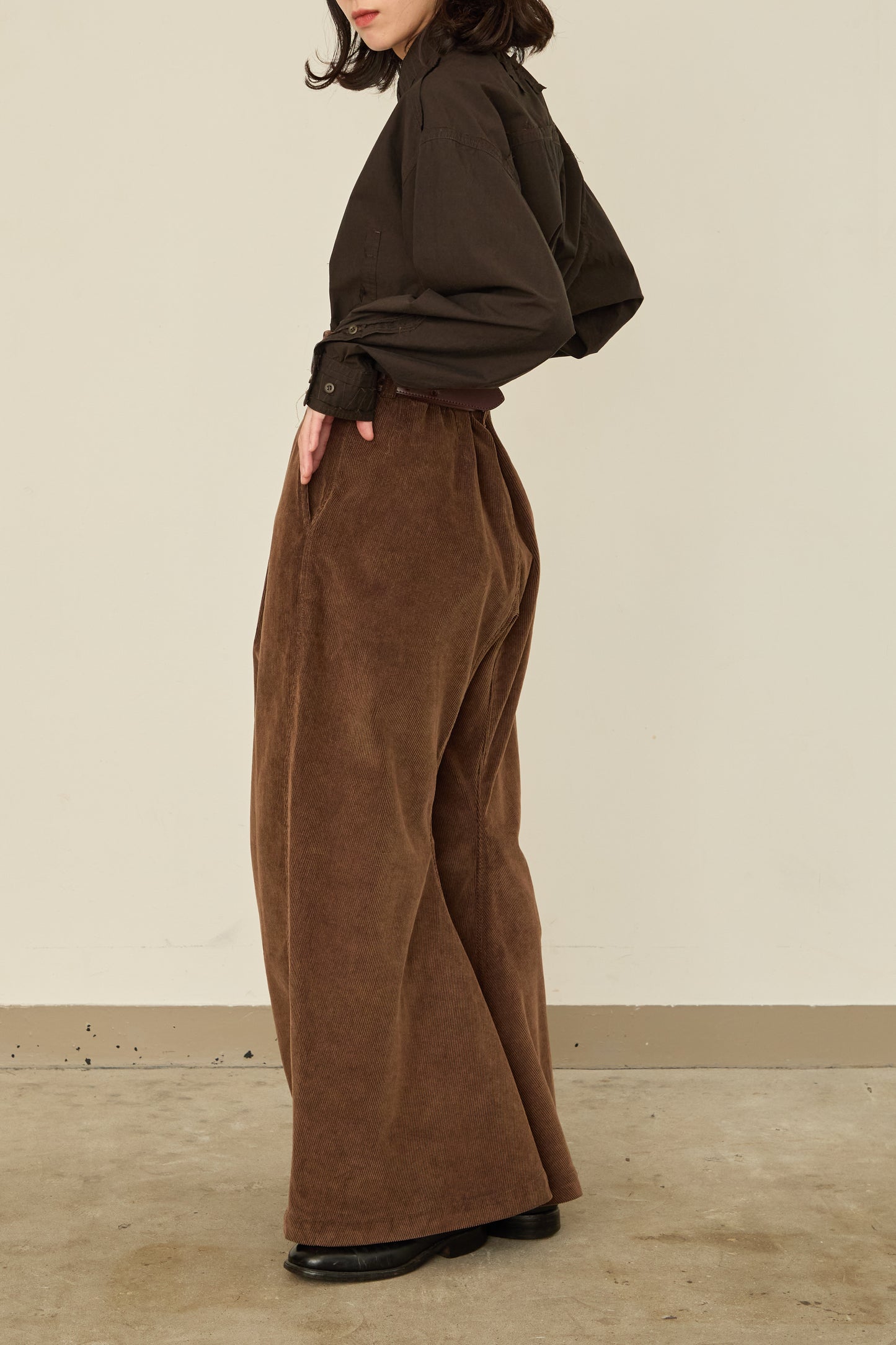 i'm here : " TWIST " CORDUROY PANTS : / BROWN