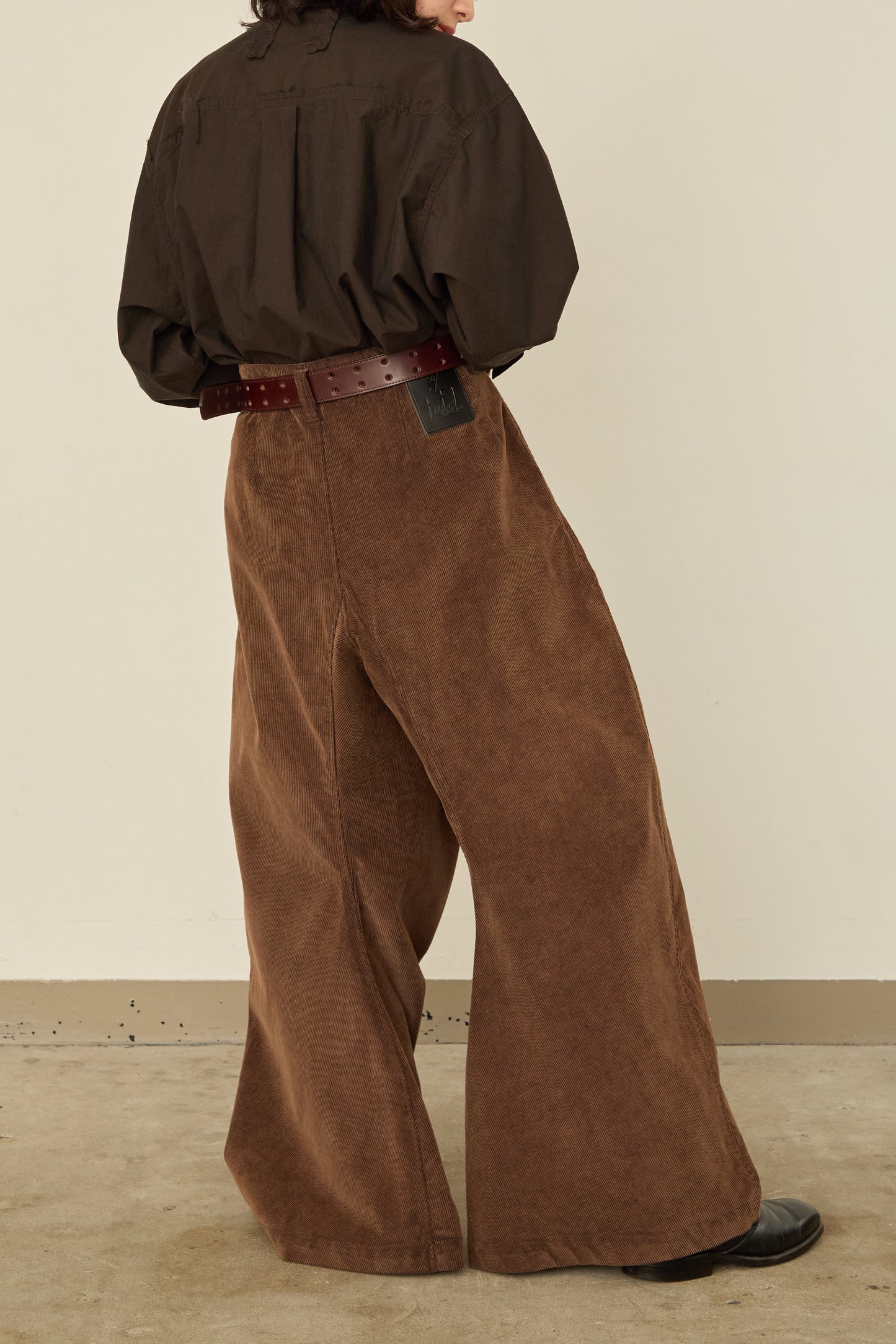 i'm here : " TWIST " CORDUROY PANTS : / BROWN