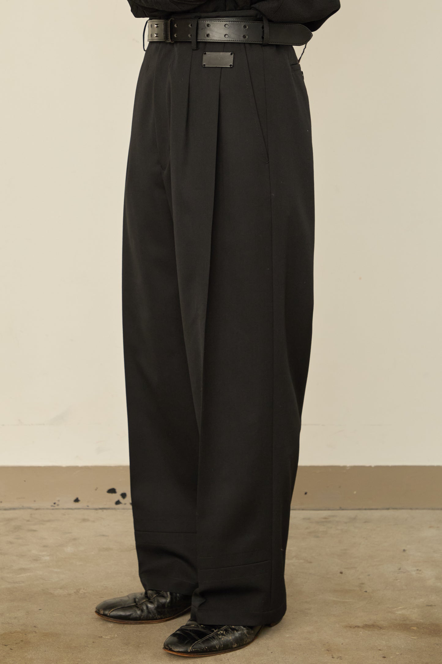i'm here :  UN(I)FORM PANTS : / BLACK
