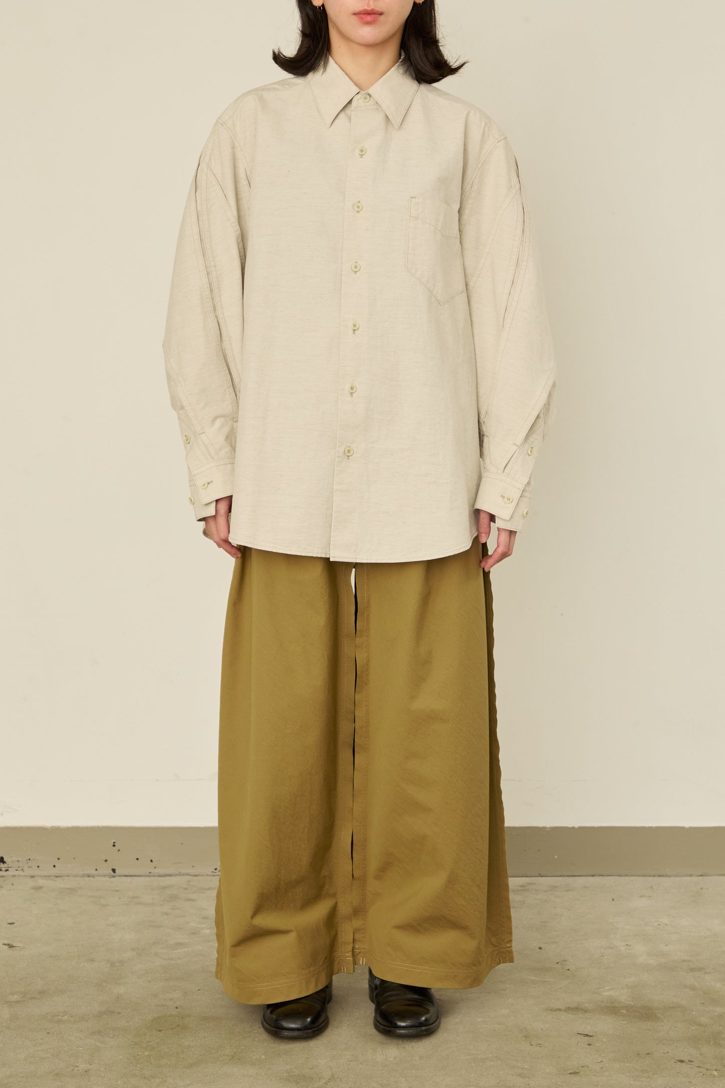 i'm here : " TWIST " SLEEVE SHIRT : / L.BEIGE