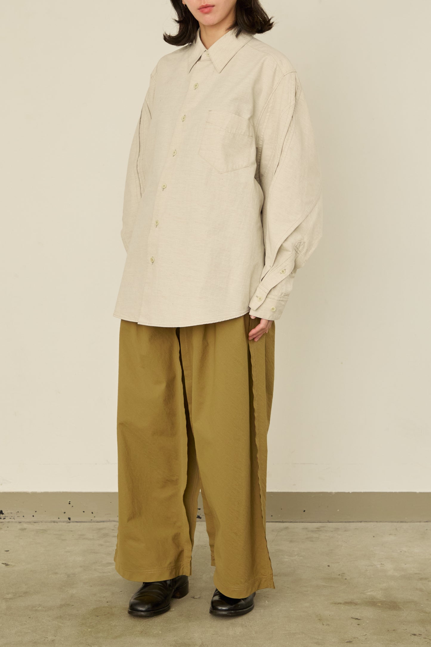 i'm here : " TWIST " SLEEVE SHIRT : / L.BEIGE