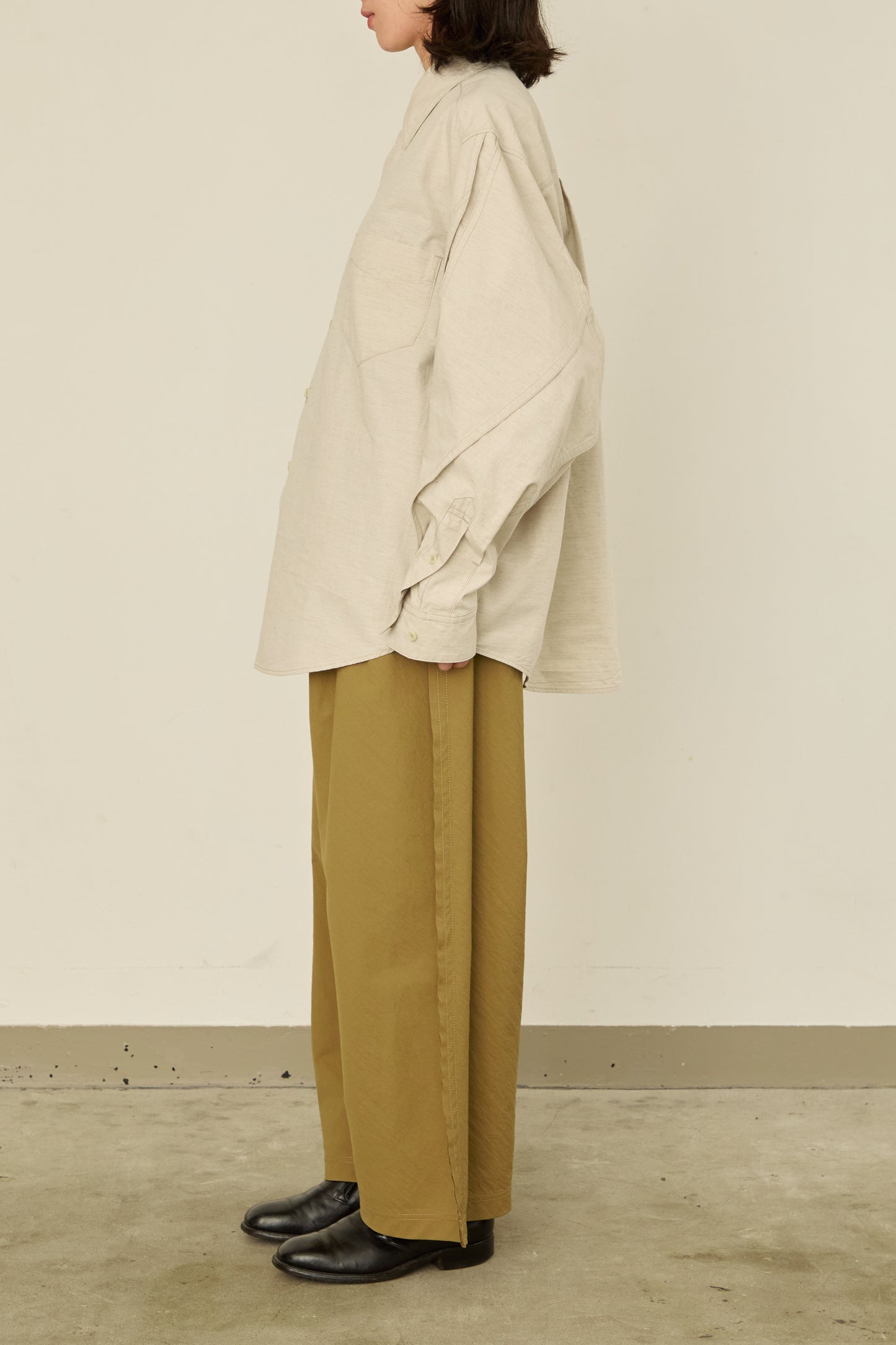 i'm here : " TWIST " SLEEVE SHIRT : / L.BEIGE