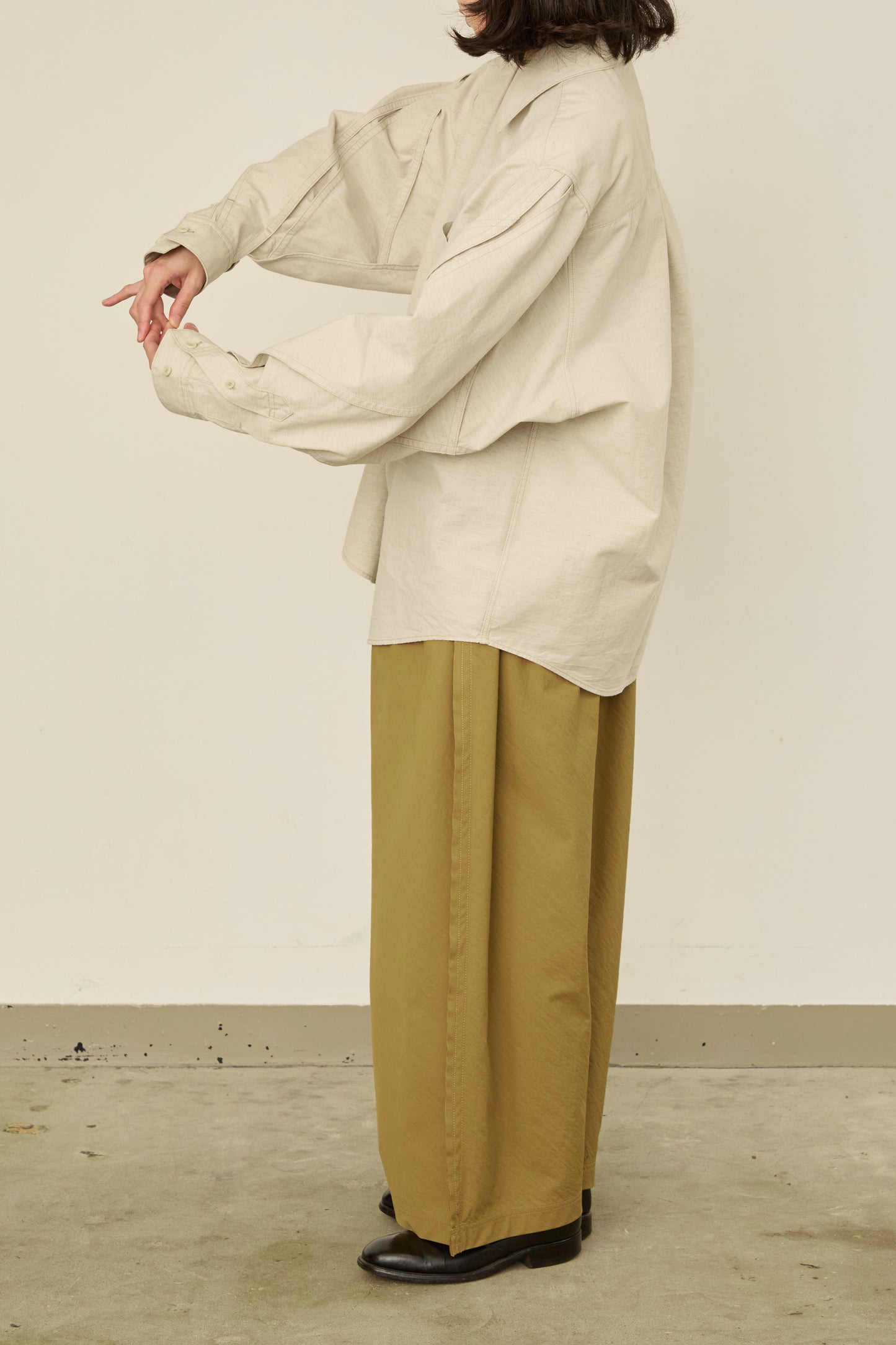i'm here : " TWIST " SLEEVE SHIRT : / L.BEIGE