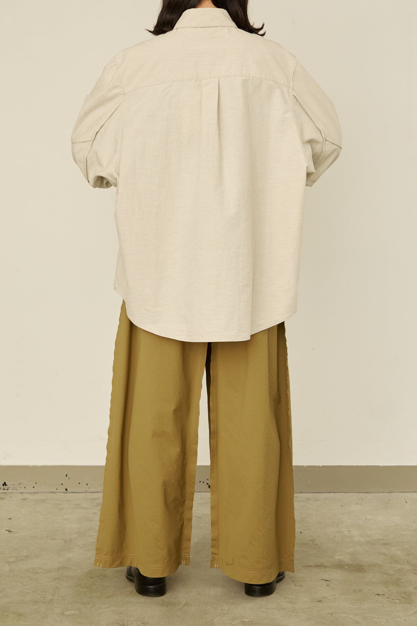i'm here : " TWIST " SLEEVE SHIRT : / L.BEIGE
