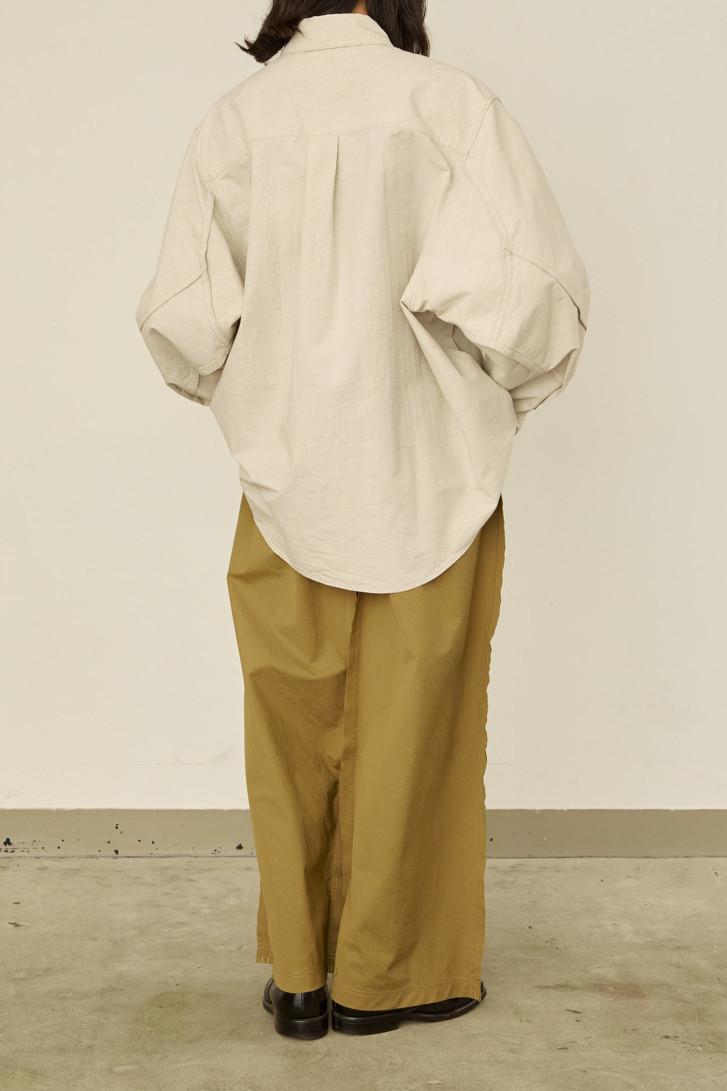i'm here : " TWIST " SLEEVE SHIRT : / L.BEIGE