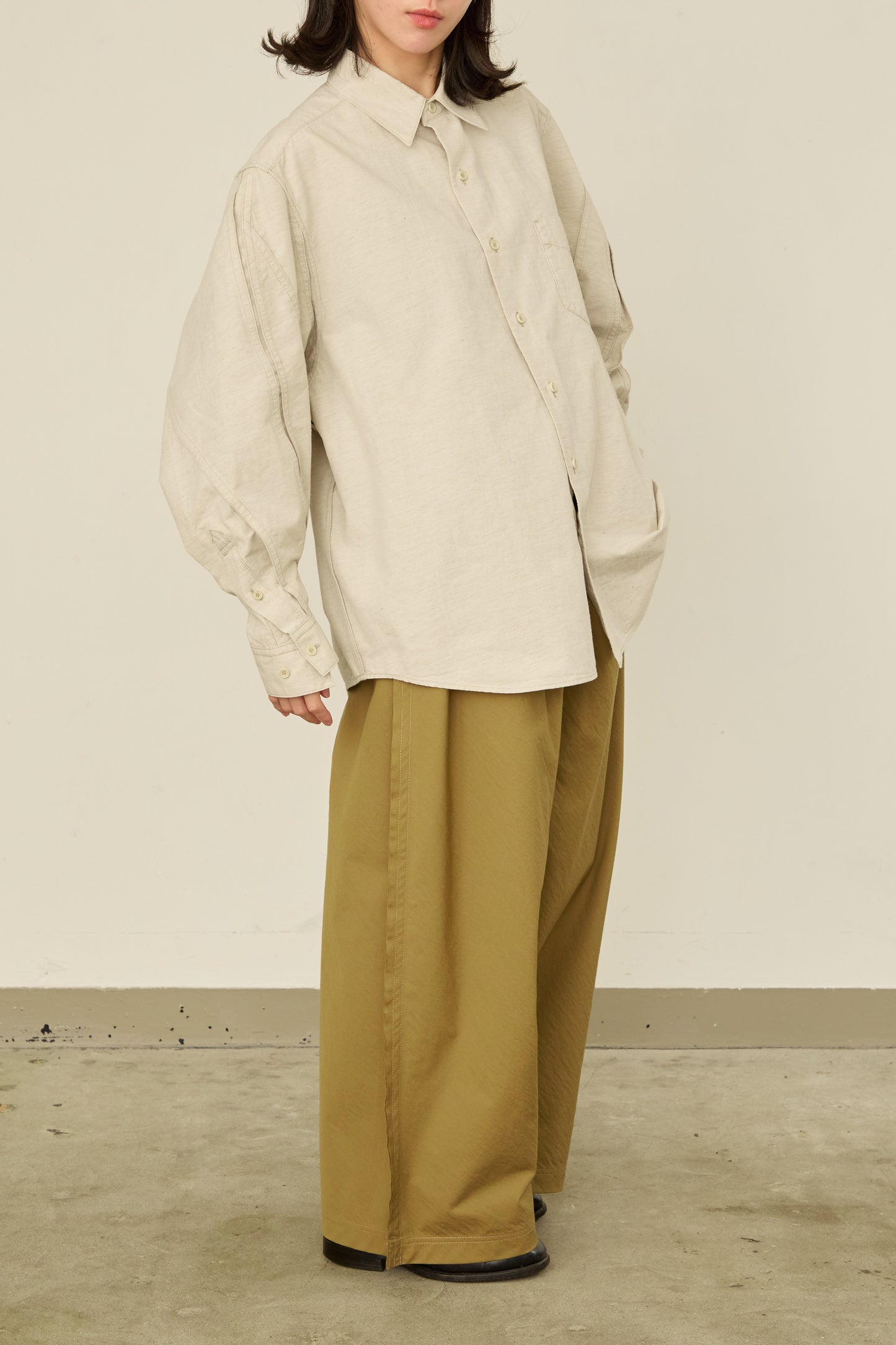 i'm here : " TWIST " SLEEVE SHIRT : / L.BEIGE