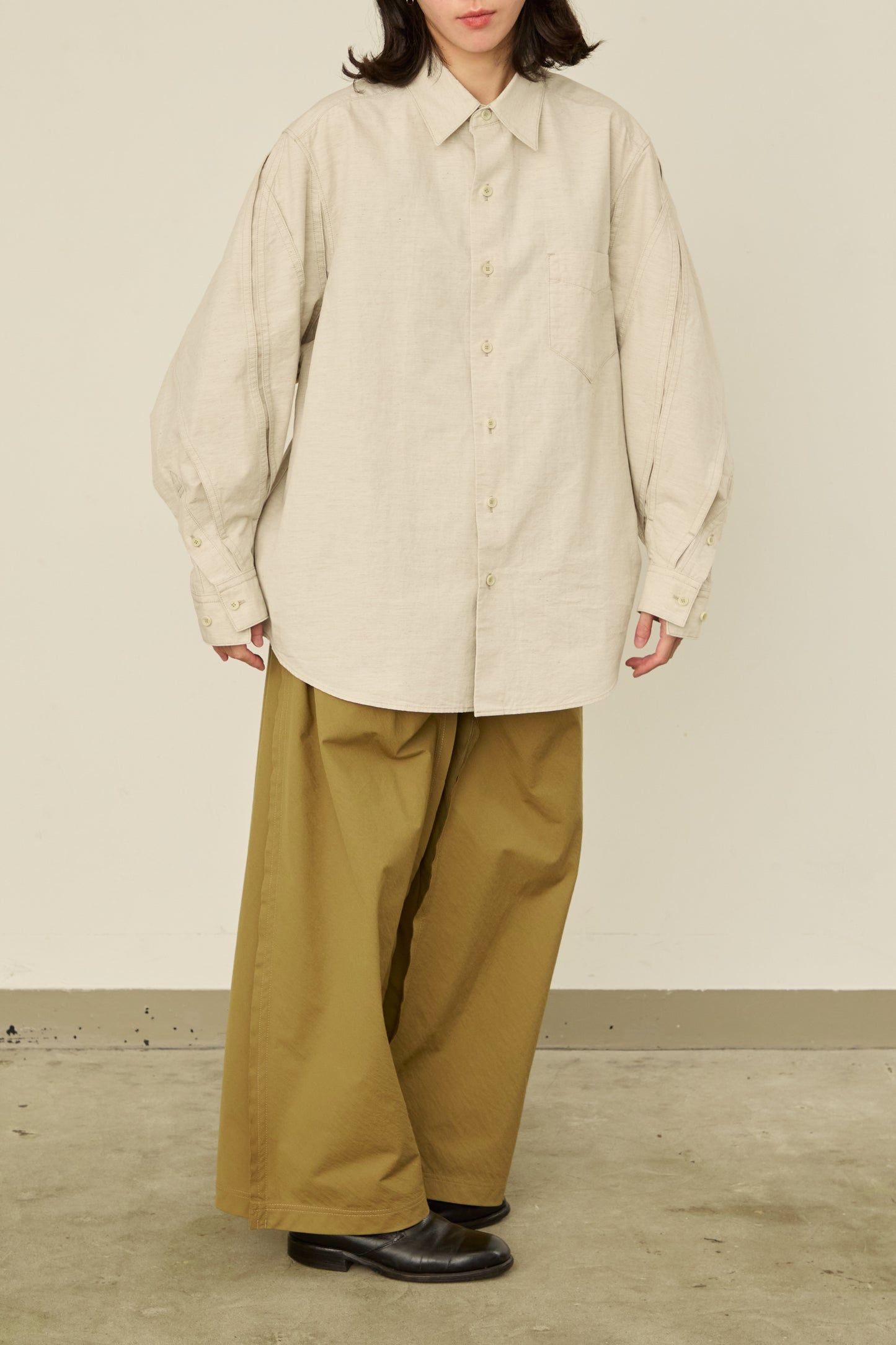 i'm here : " TWIST " SLEEVE SHIRT : / L.BEIGE
