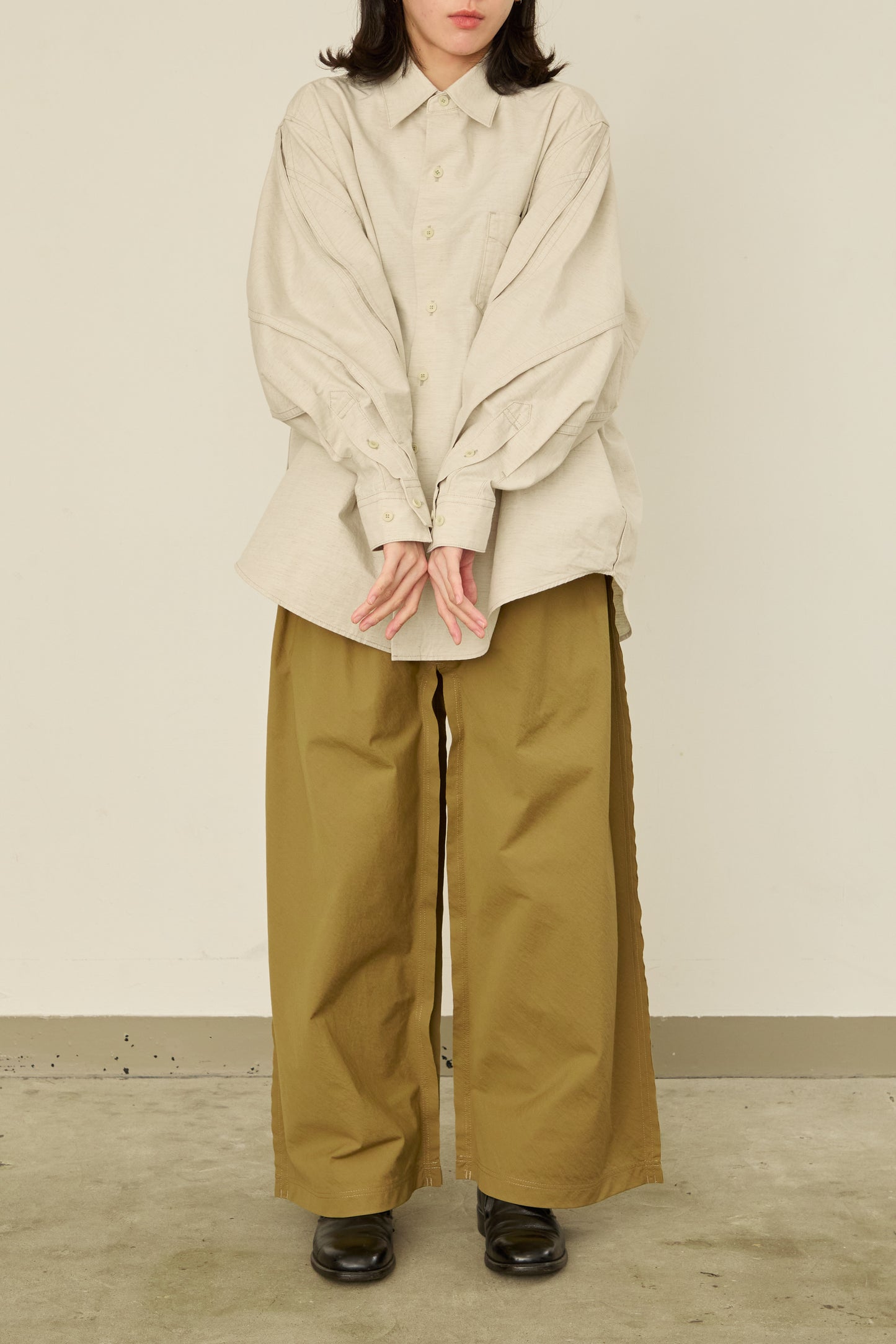 i'm here : " TWIST " SLEEVE SHIRT : / L.BEIGE