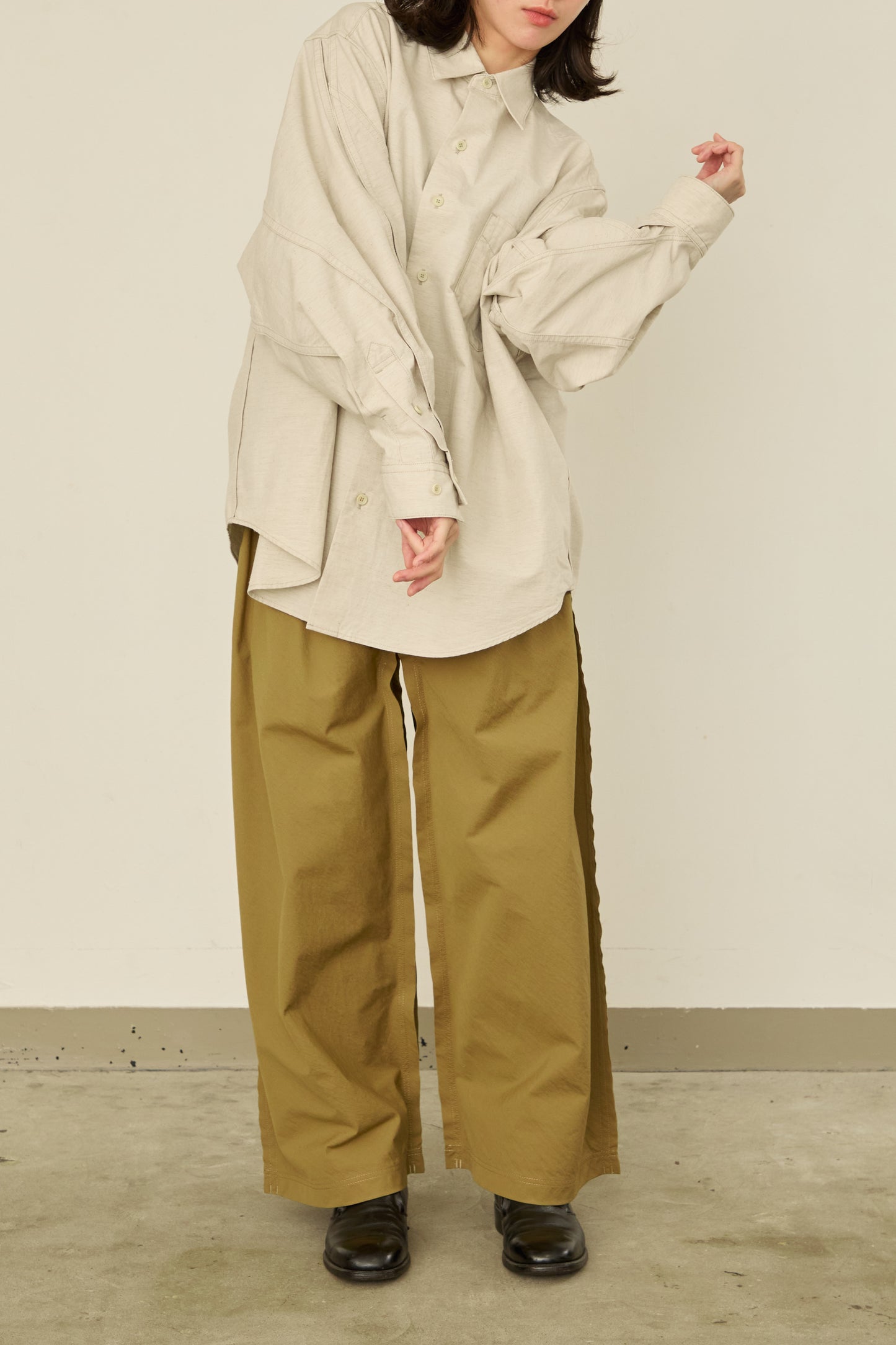 i'm here : " TWIST " SLEEVE SHIRT : / L.BEIGE