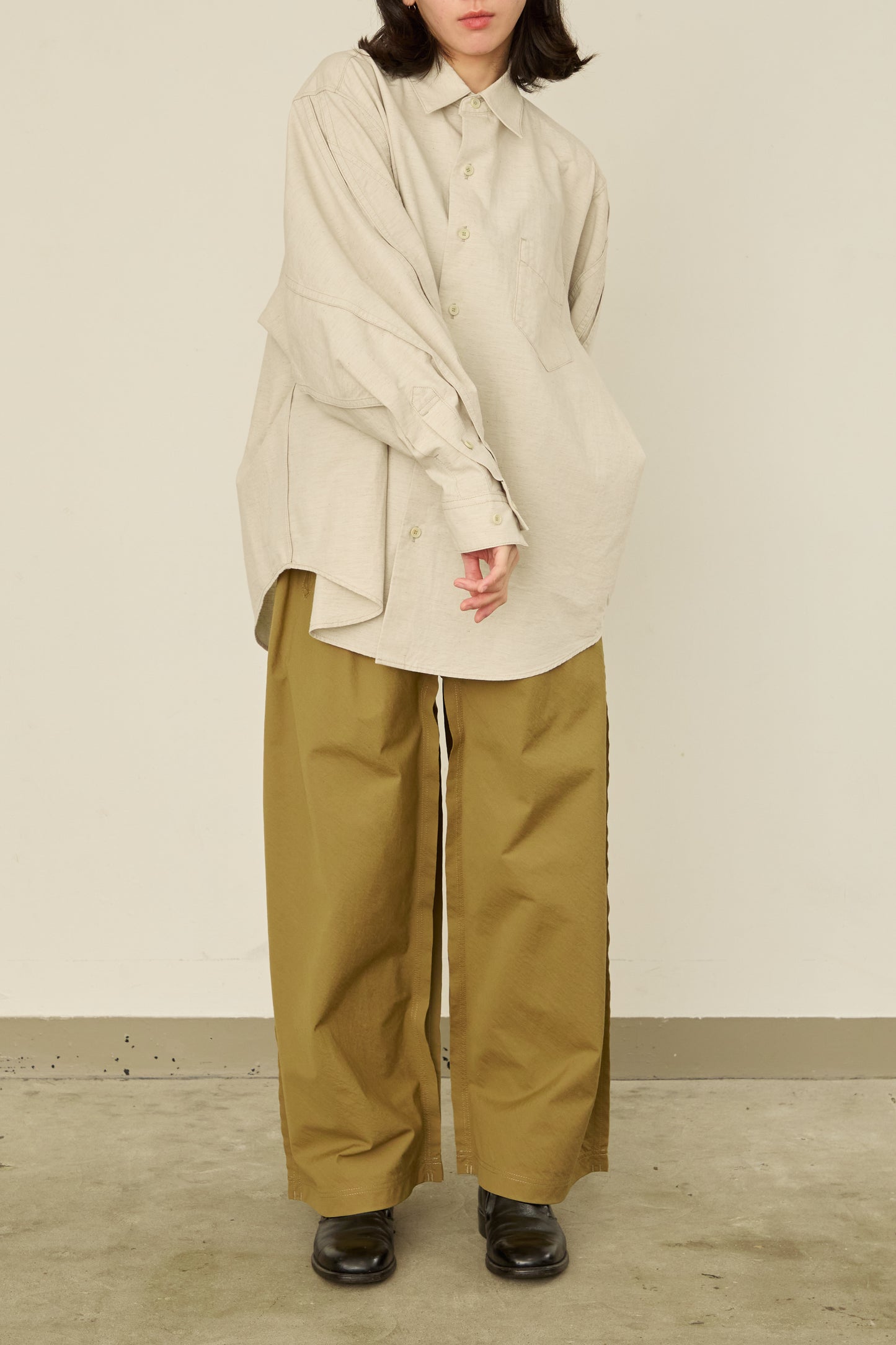 i'm here : " TWIST " SLEEVE SHIRT : / L.BEIGE
