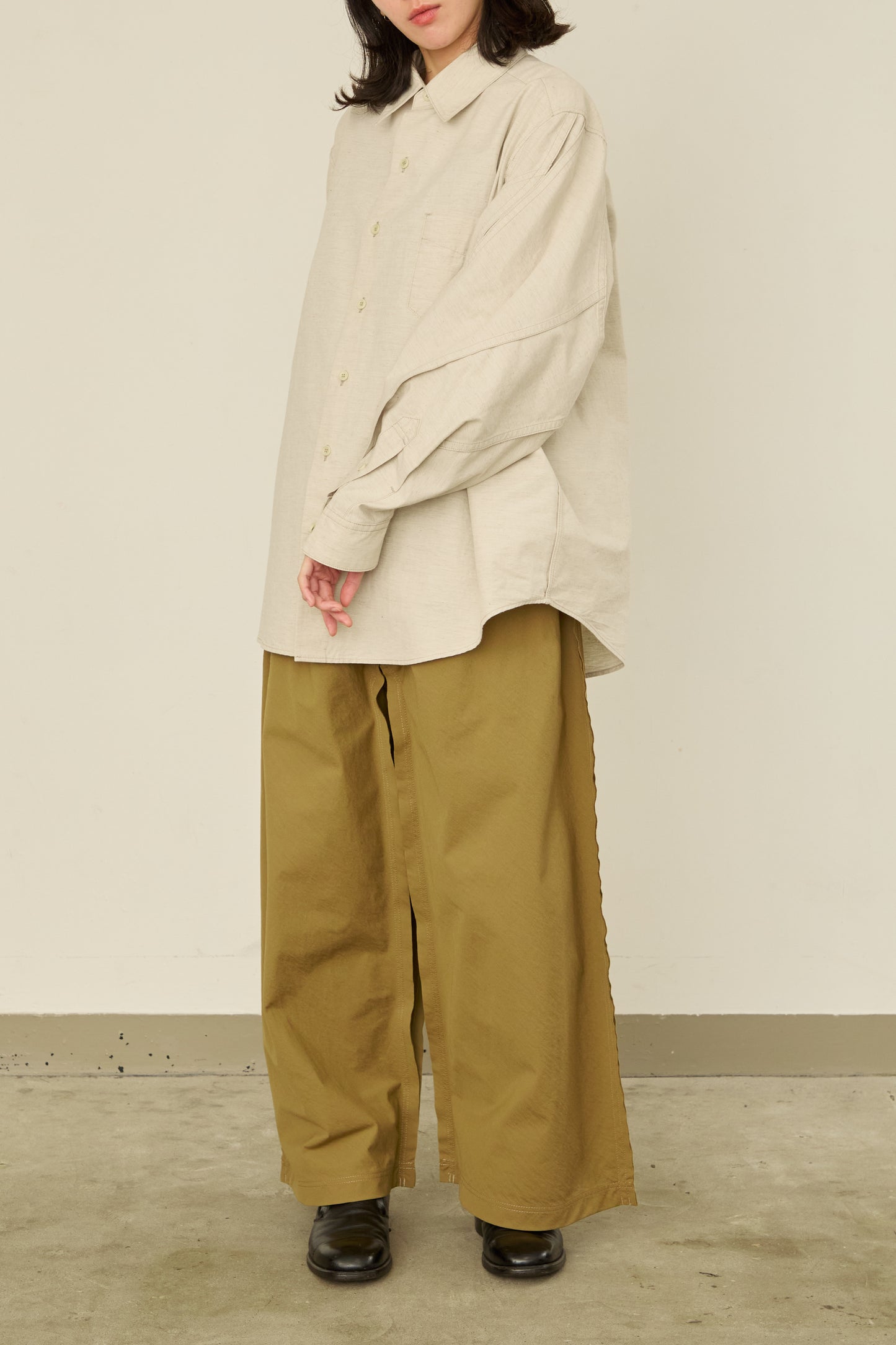 i'm here : " TWIST " SLEEVE SHIRT : / L.BEIGE