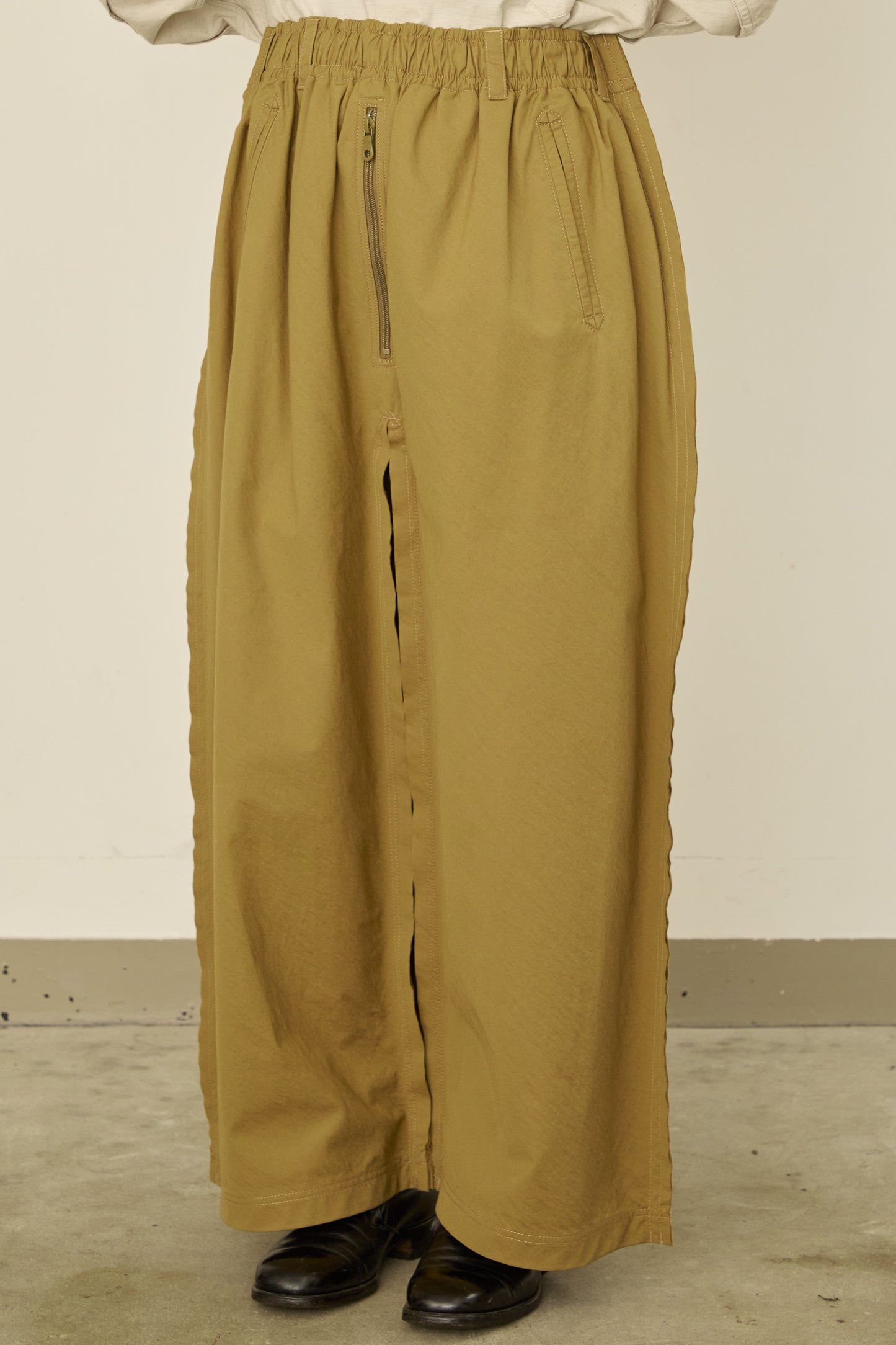 i'm here : " SLIT " PANTS :  / BEIGE