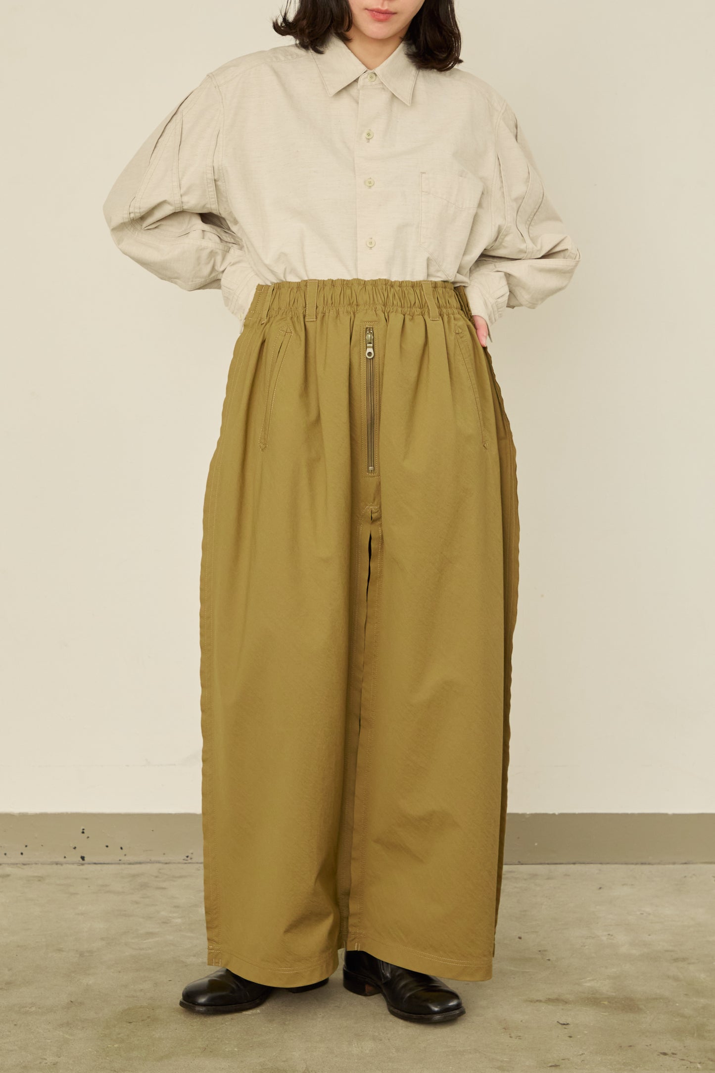 i'm here : " SLIT " PANTS :  / BEIGE
