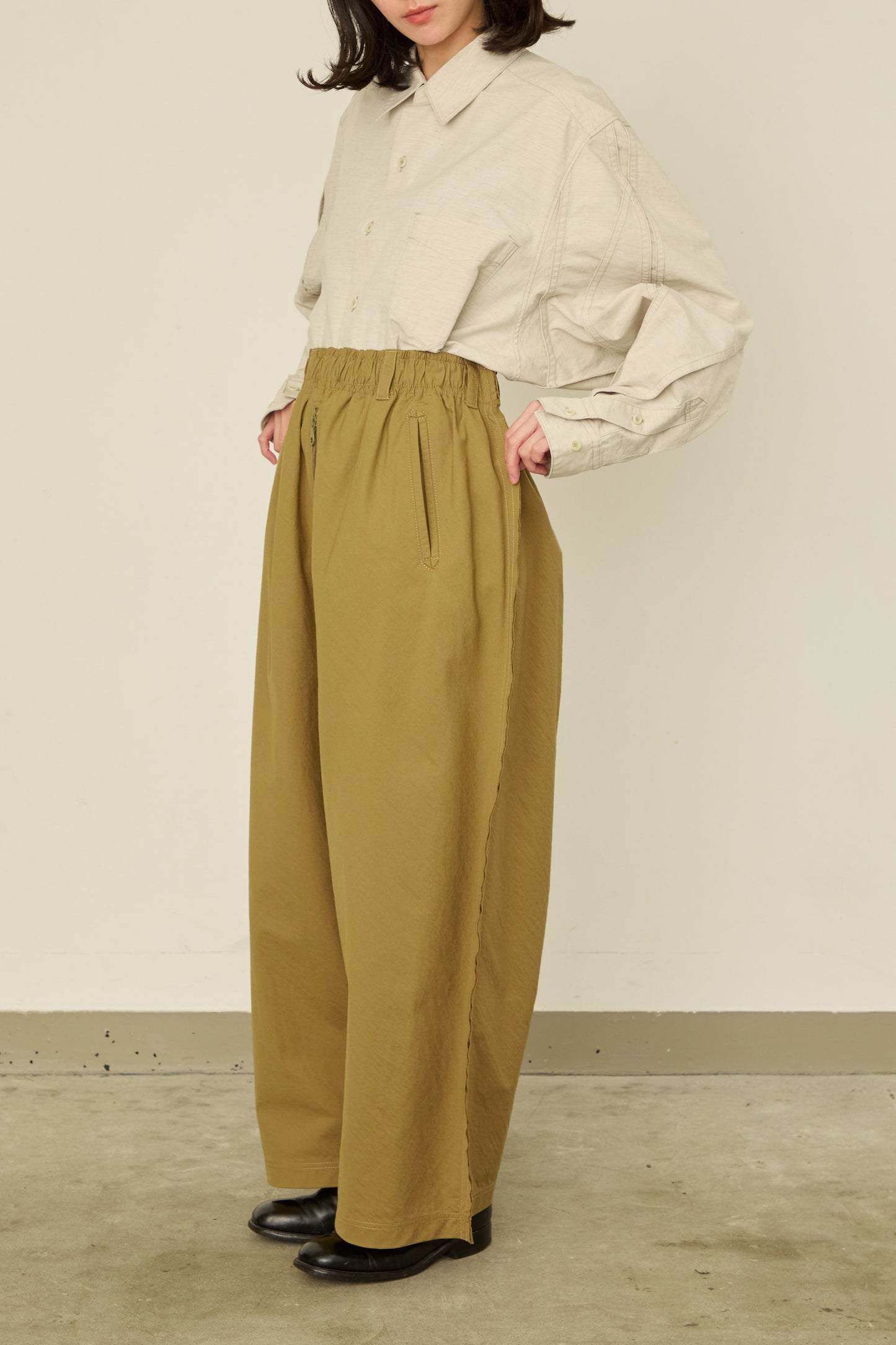 i'm here : " SLIT " PANTS :  / BEIGE