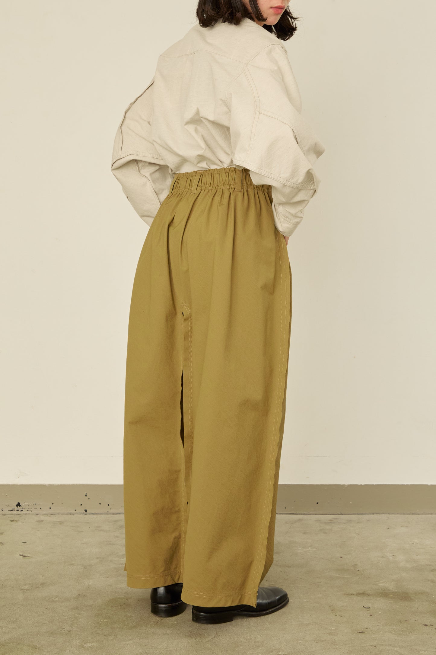 i'm here : " SLIT " PANTS :  / BEIGE