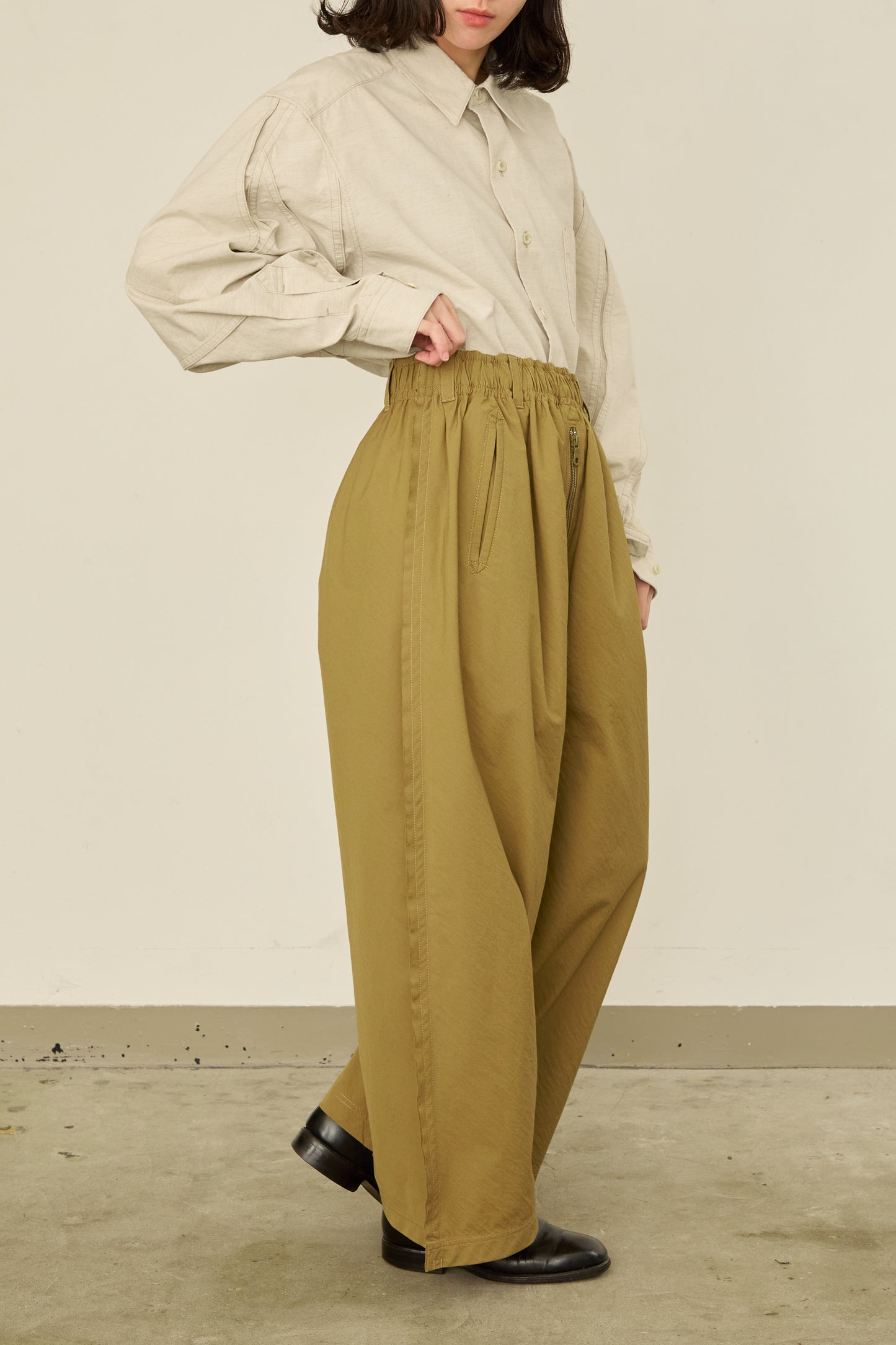 i'm here : " SLIT " PANTS :  / BEIGE