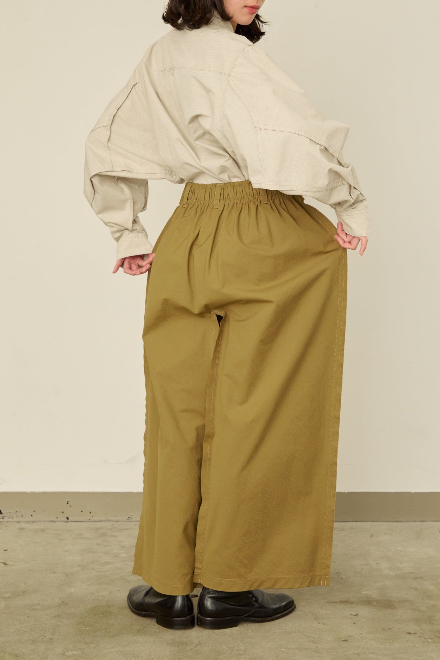 i'm here : " SLIT " PANTS :  / BEIGE