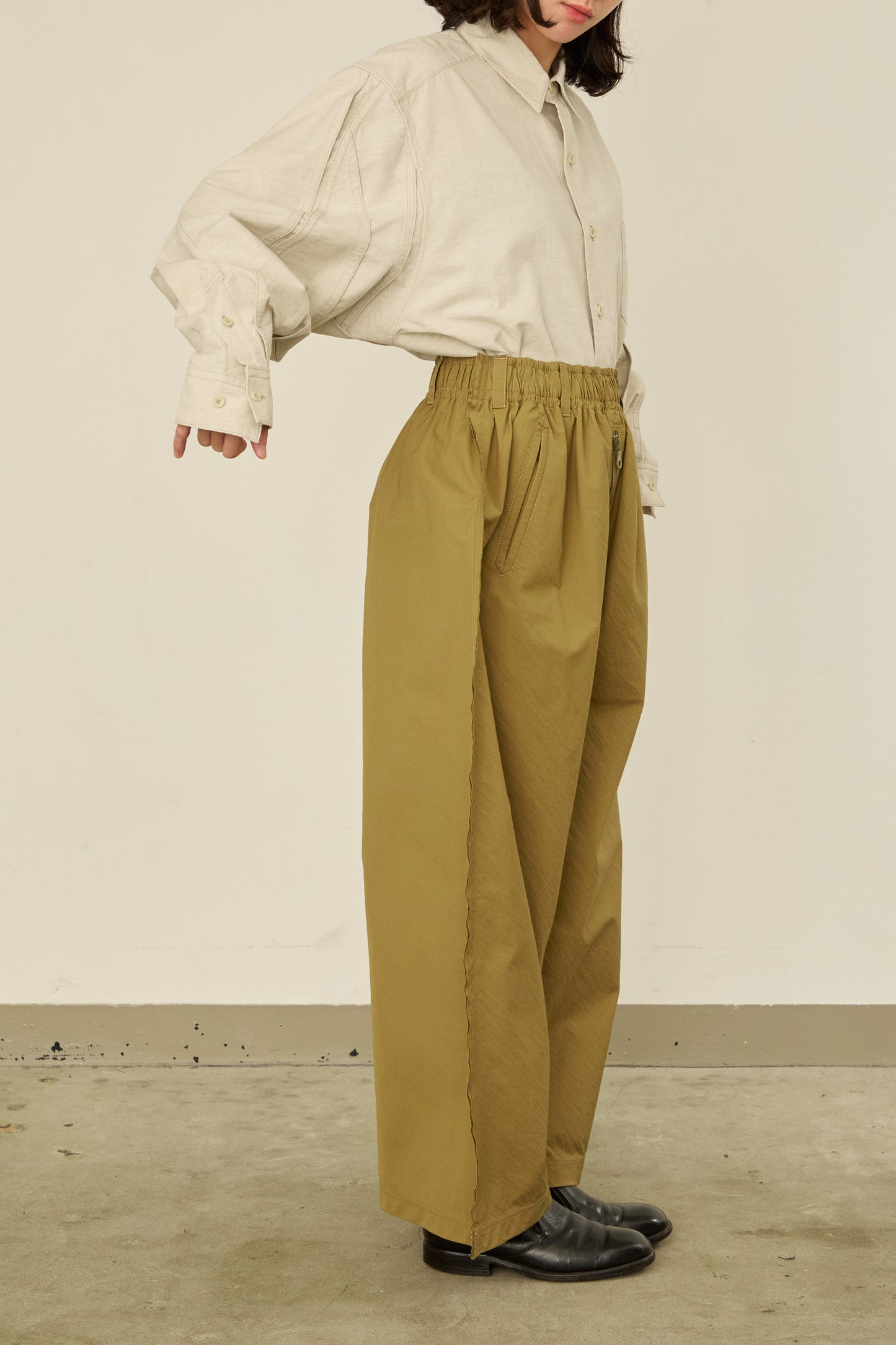 i'm here : " SLIT " PANTS :  / BEIGE