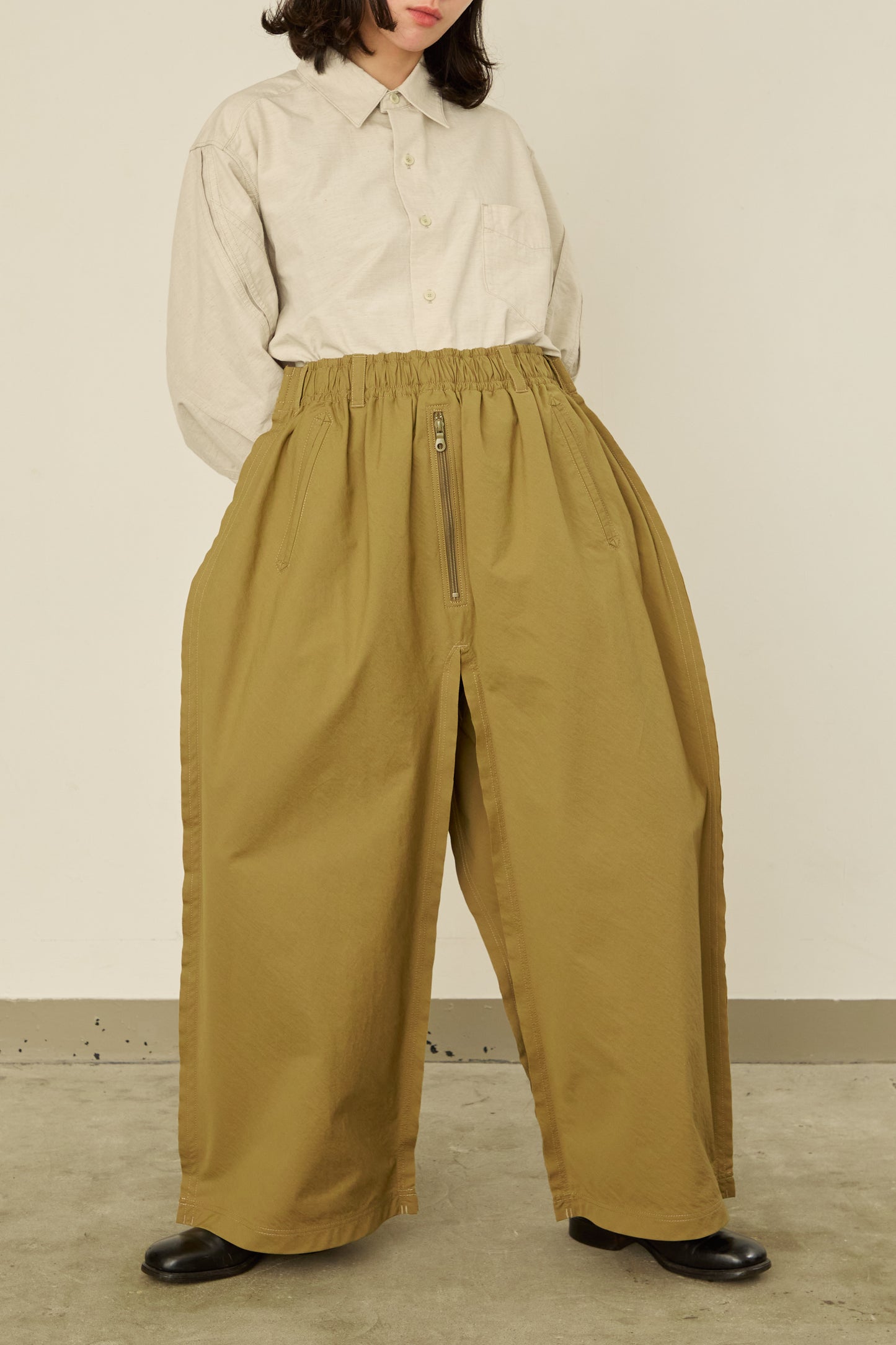 i'm here : " SLIT " PANTS :  / BEIGE