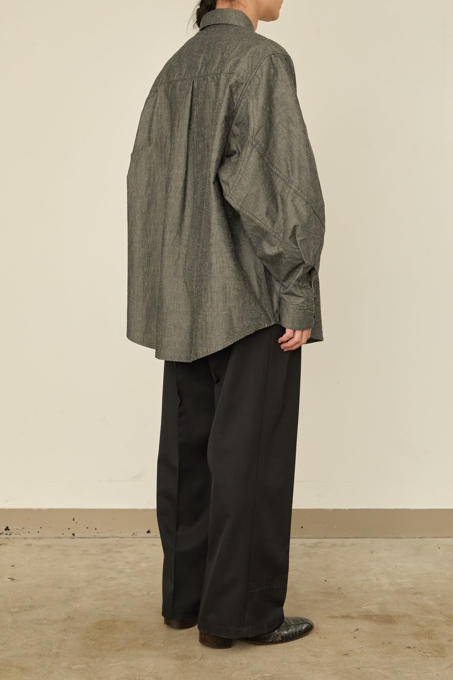i'm here : " TWIST " SLEEVE SHIRT : / BLACK