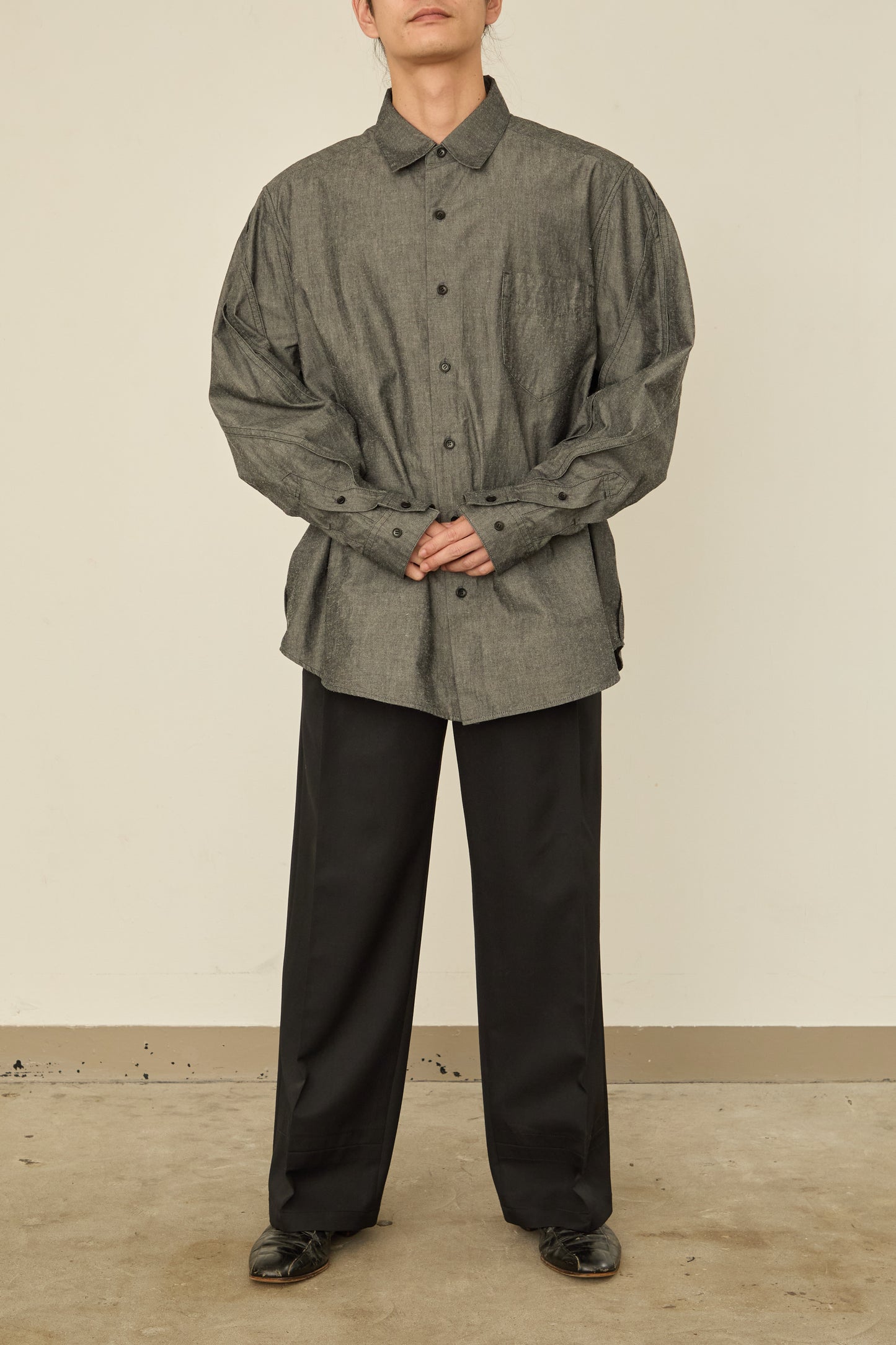 i'm here : " TWIST " SLEEVE SHIRT : / BLACK
