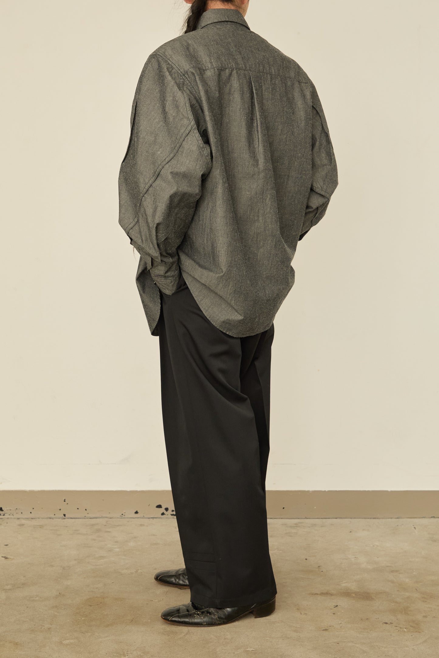 i'm here : " TWIST " SLEEVE SHIRT : / BLACK