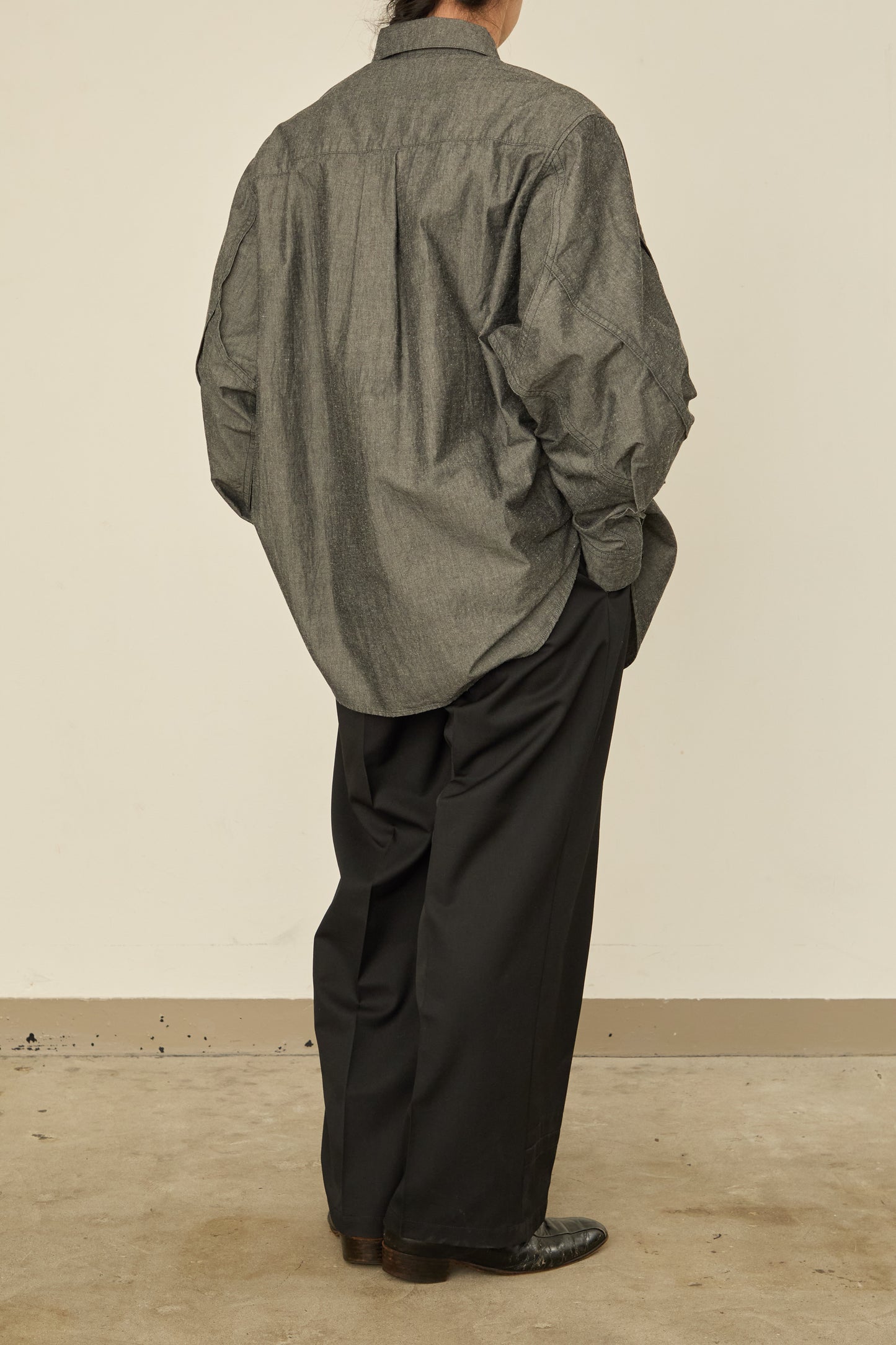 i'm here : " TWIST " SLEEVE SHIRT : / BLACK