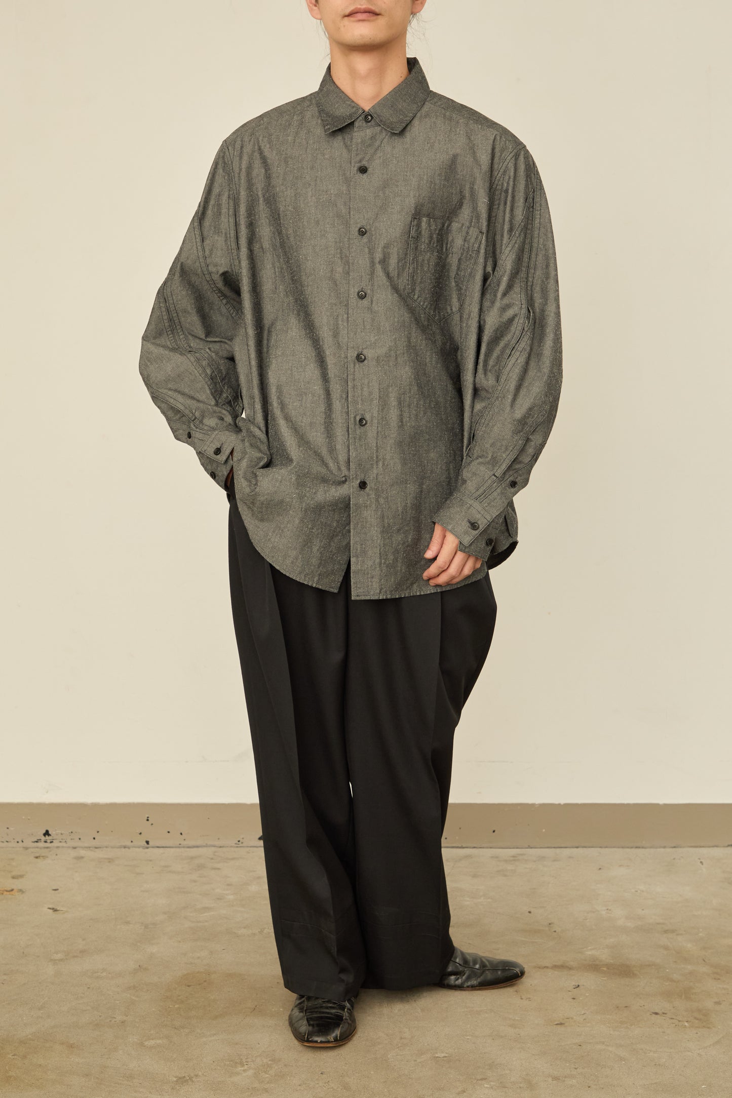 i'm here : " TWIST " SLEEVE SHIRT : / BLACK