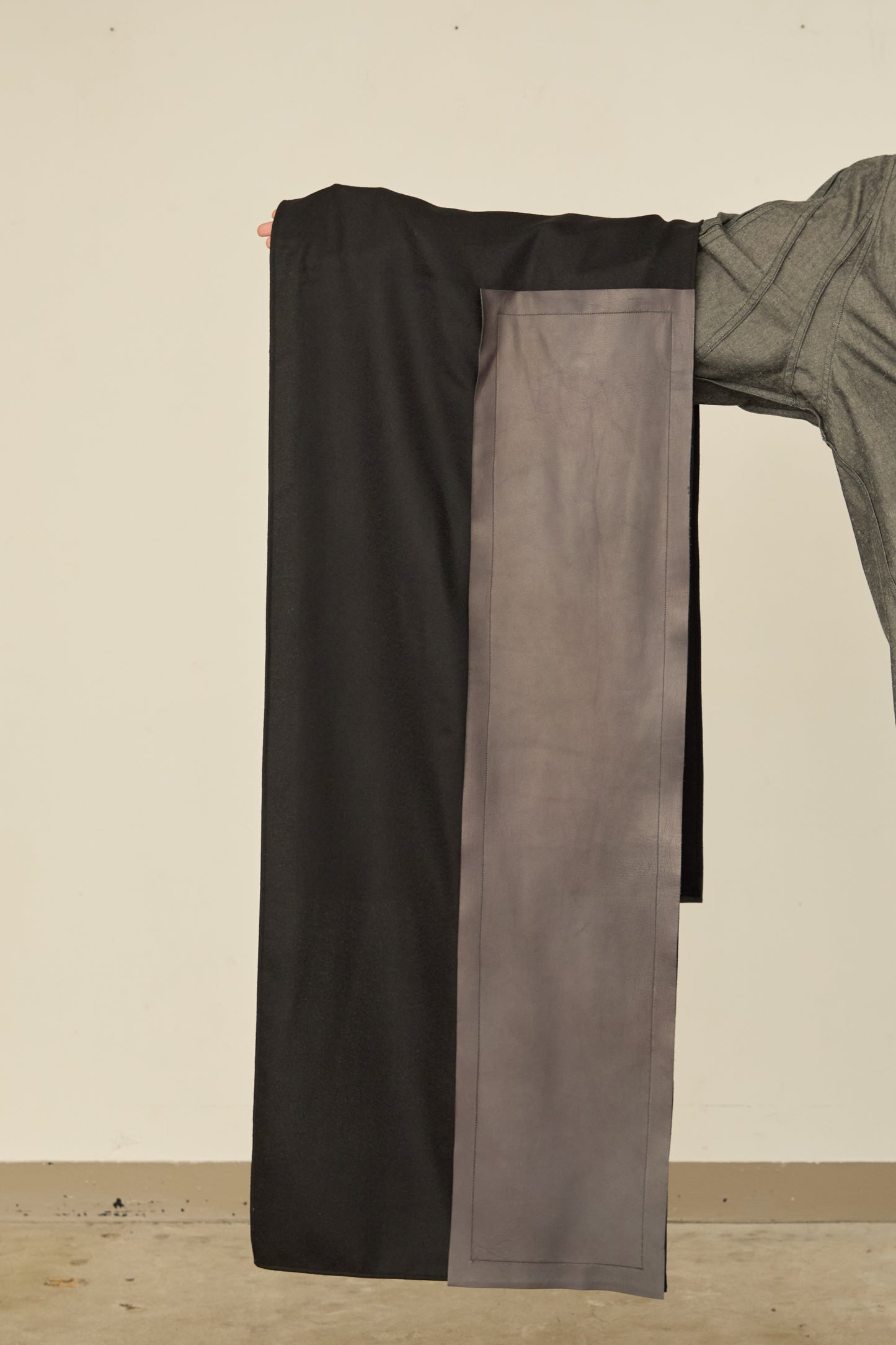 i'm here : " LEATHER " SCARF : / GRAY