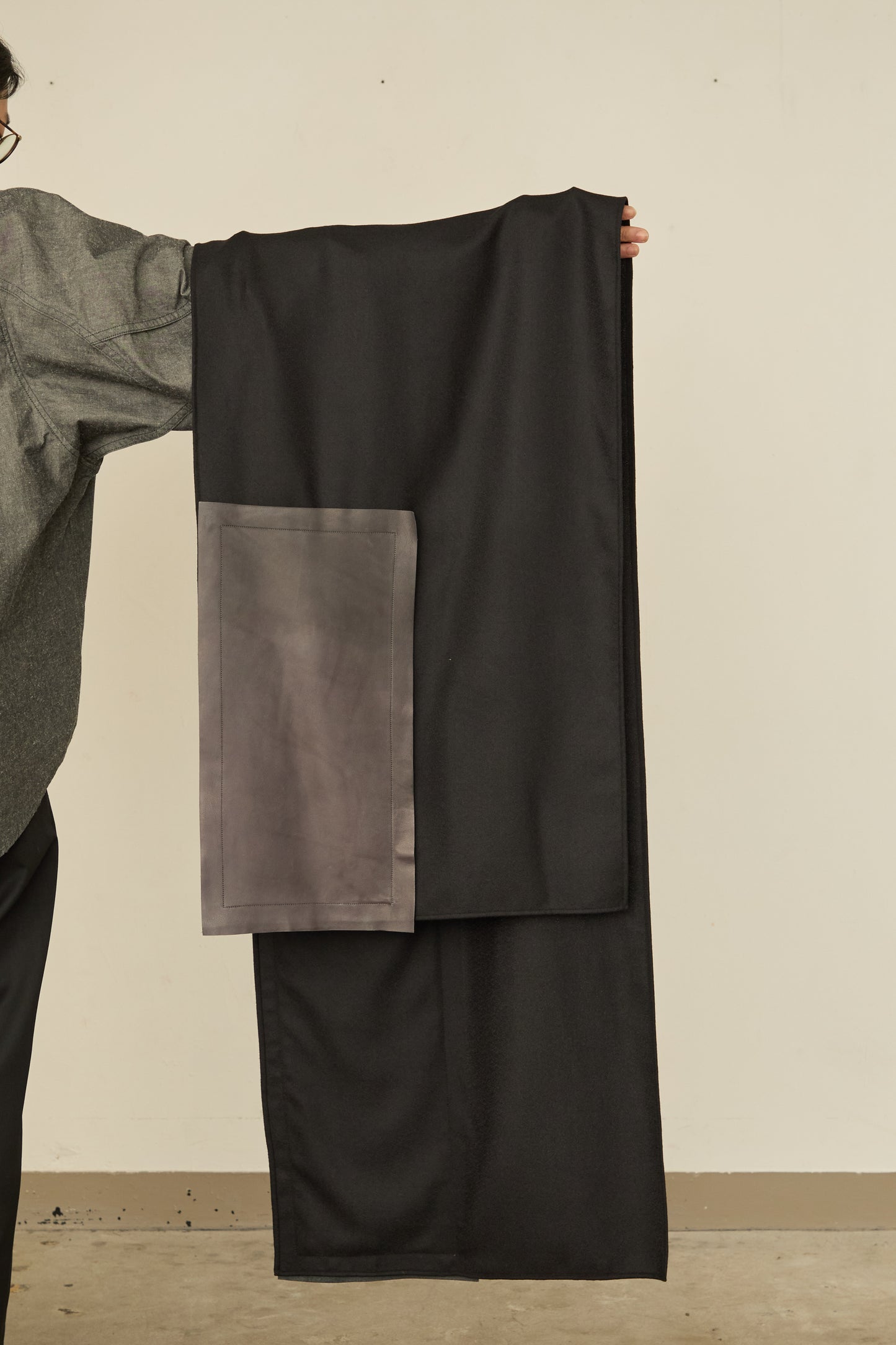 i'm here : " LEATHER " SCARF : / GRAY