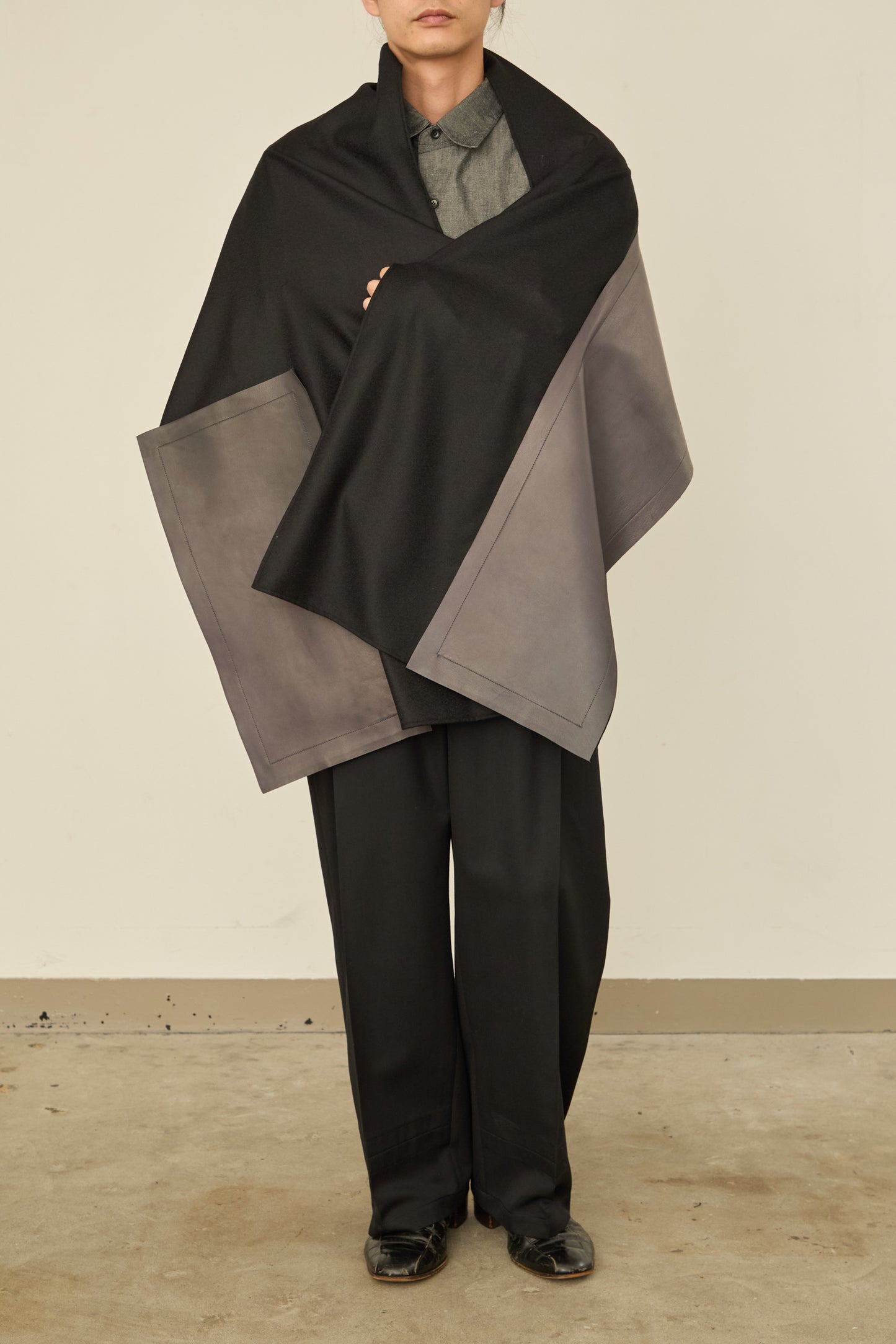 i'm here : " LEATHER " SCARF : / GRAY