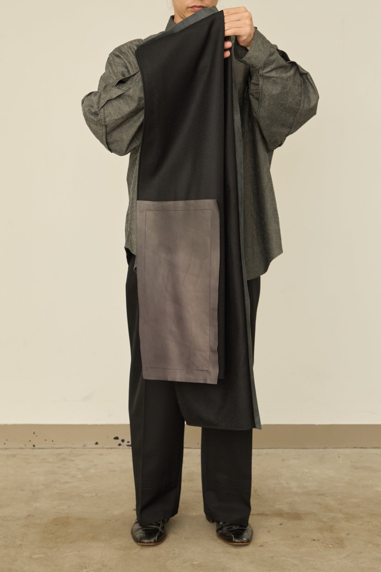 i'm here : " LEATHER " SCARF : / GRAY